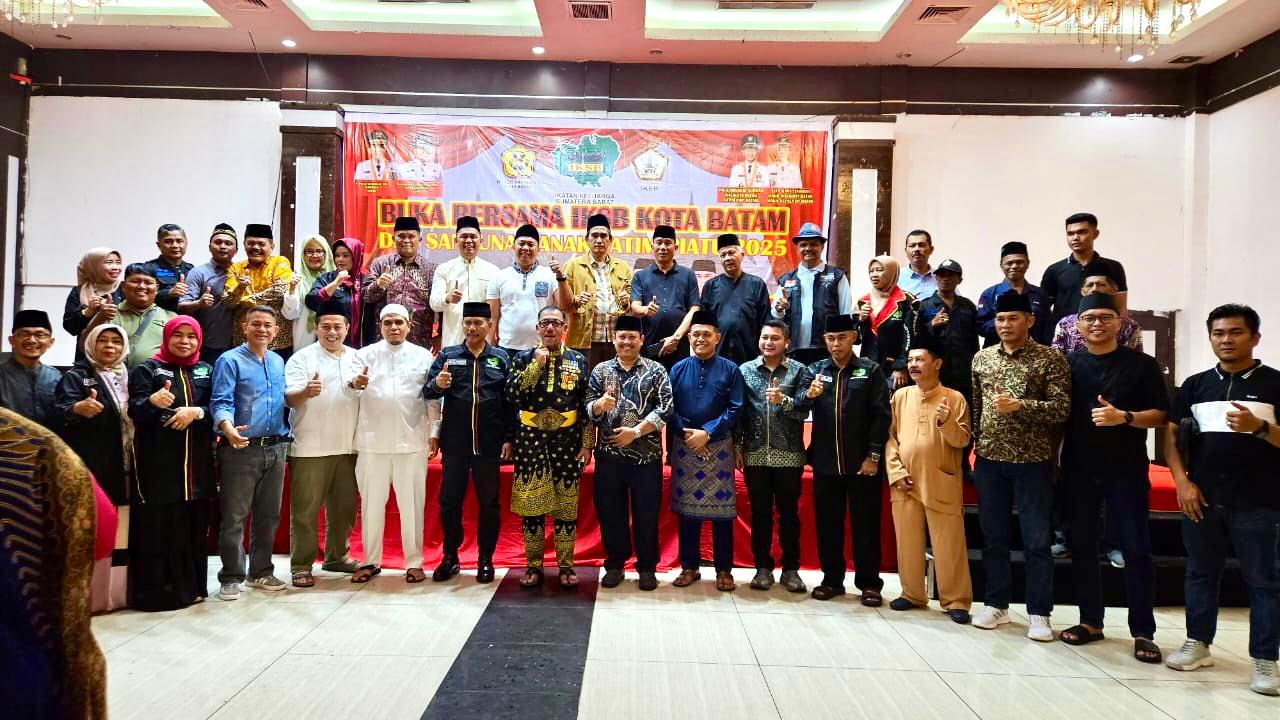 Gubernur Kepri Diwakili Badan Kesbangpol Hadiri Buka Puasa IKSB Batam dan Santunan Anak Yatim Piatu