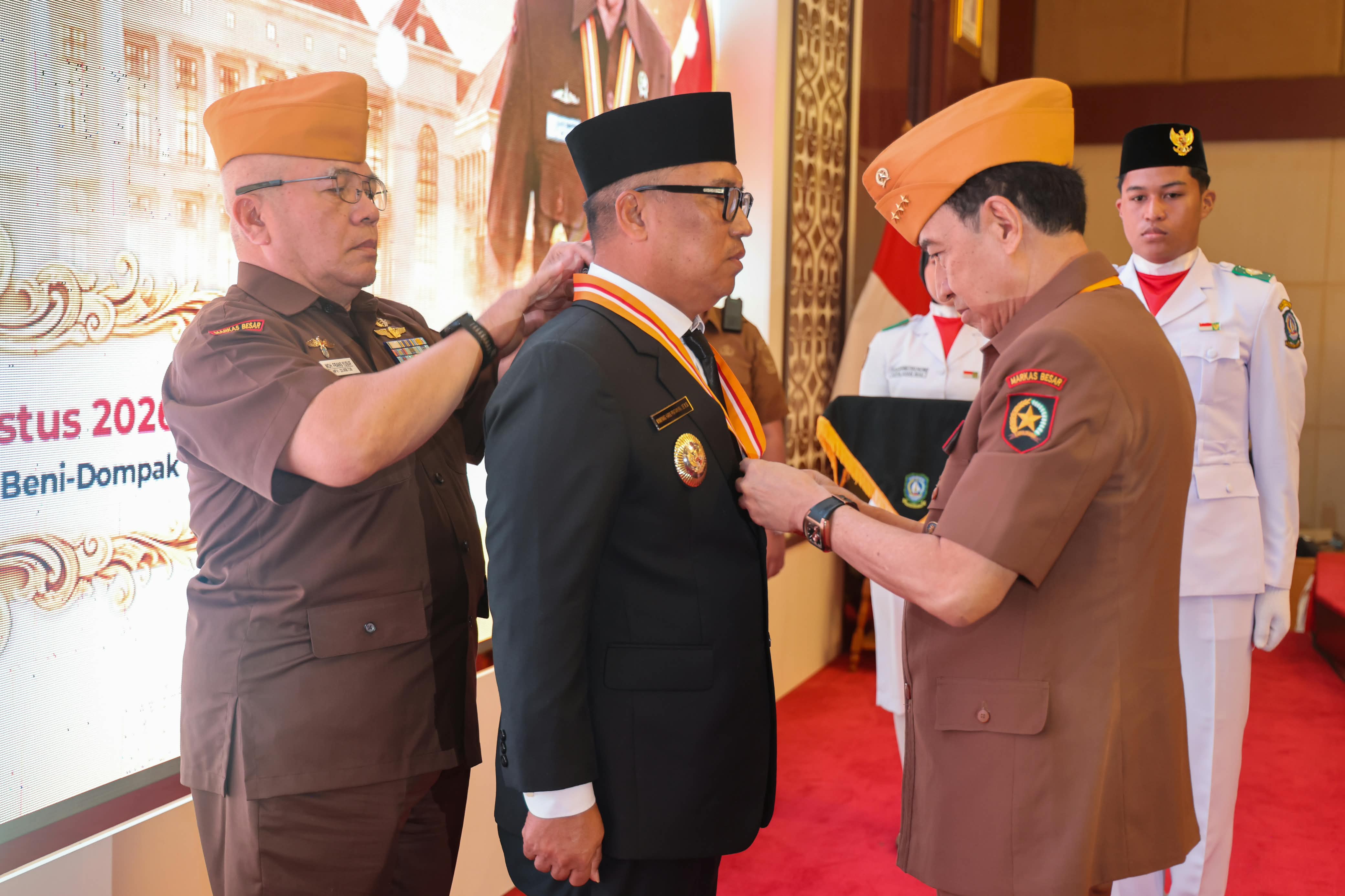 Wagub Nyanyang Terima Anugerah Bintang Veteran pada Peringatan Hari Veteran Nasional 2026