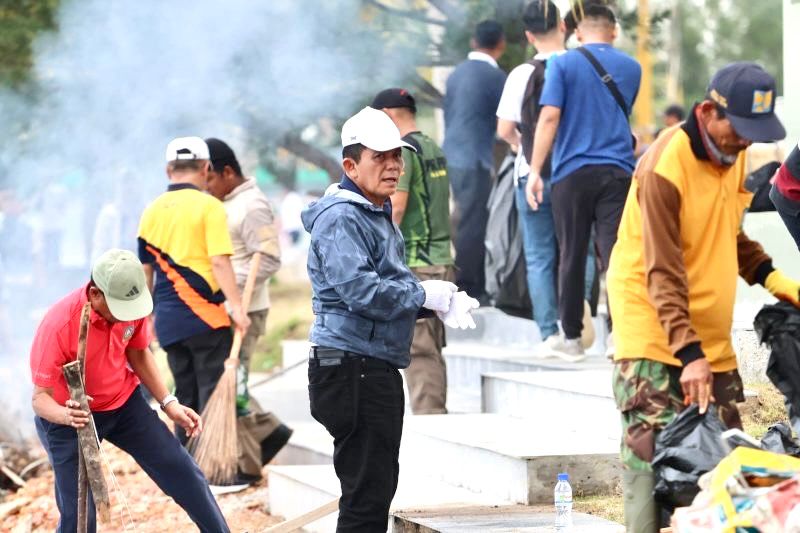 Bakesbangpol Kepri Kerahkan Pegawai Gotong Royong di Tugu Sirih