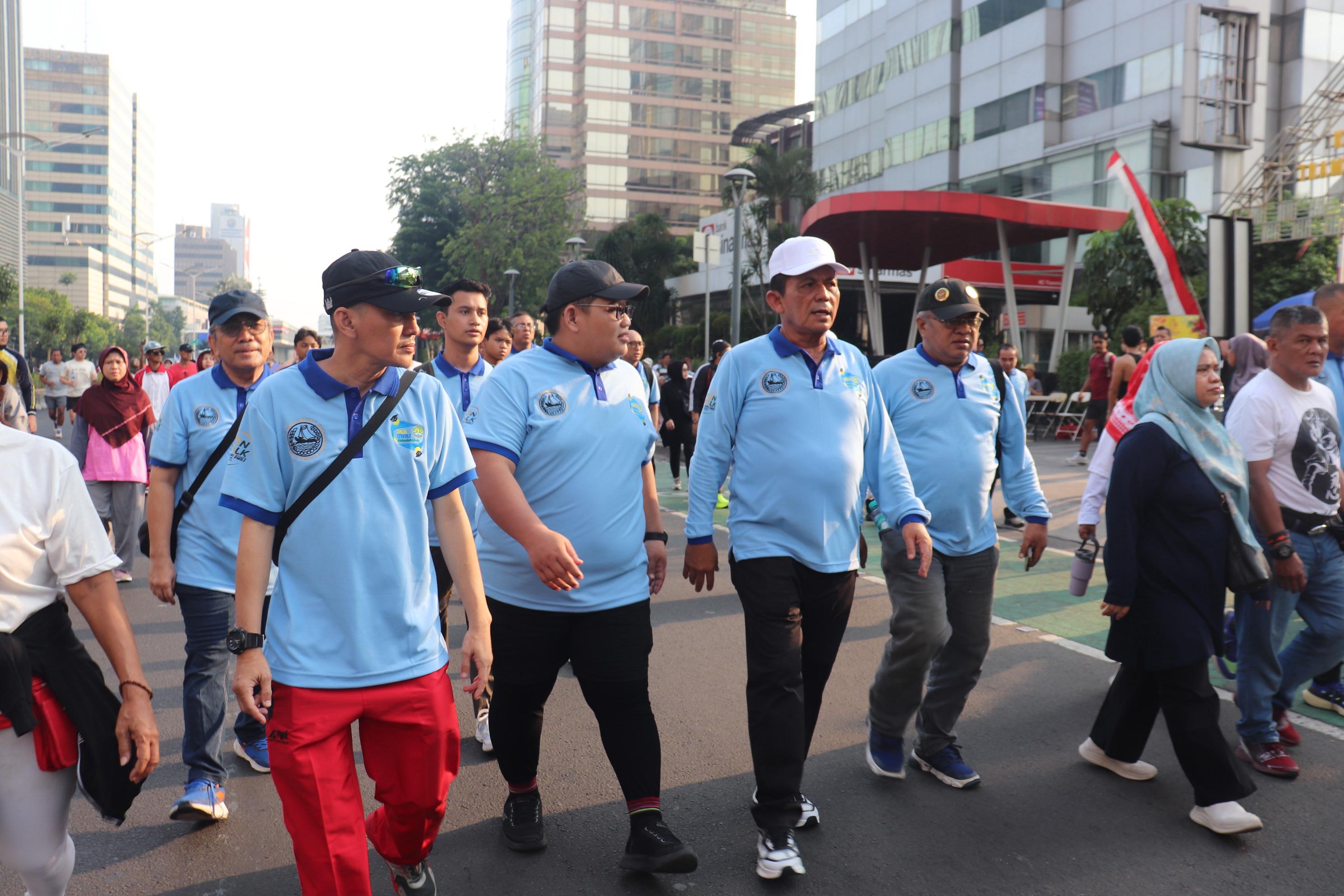 Gubernur Ansar Bersama Alumni UNRI dan PMRJ Ikuti Fun Walk HUT ke-81 RI di Jakarta