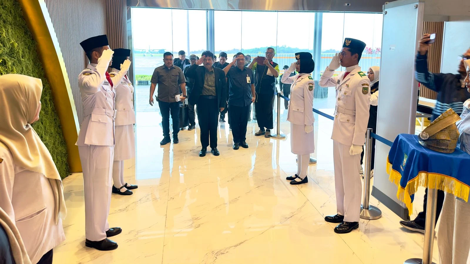 Kaban Kesbangpol Kepri, Pasangkan Tanjak Sambut Kedatangan Kepala BPIP, Prof. Drs. K.H. Yudian Wahyudi, M.A., Ph.D di VVIP Bandara Hang Nadim Batam