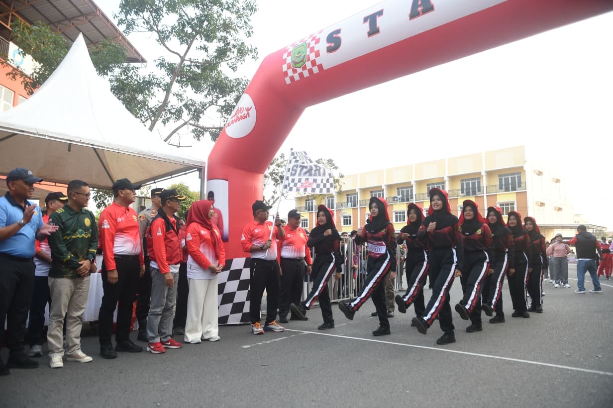 Dewi Ansar Lepas Gerak Jalan Proklamasi Putri 8 Km di Tanjungpinang