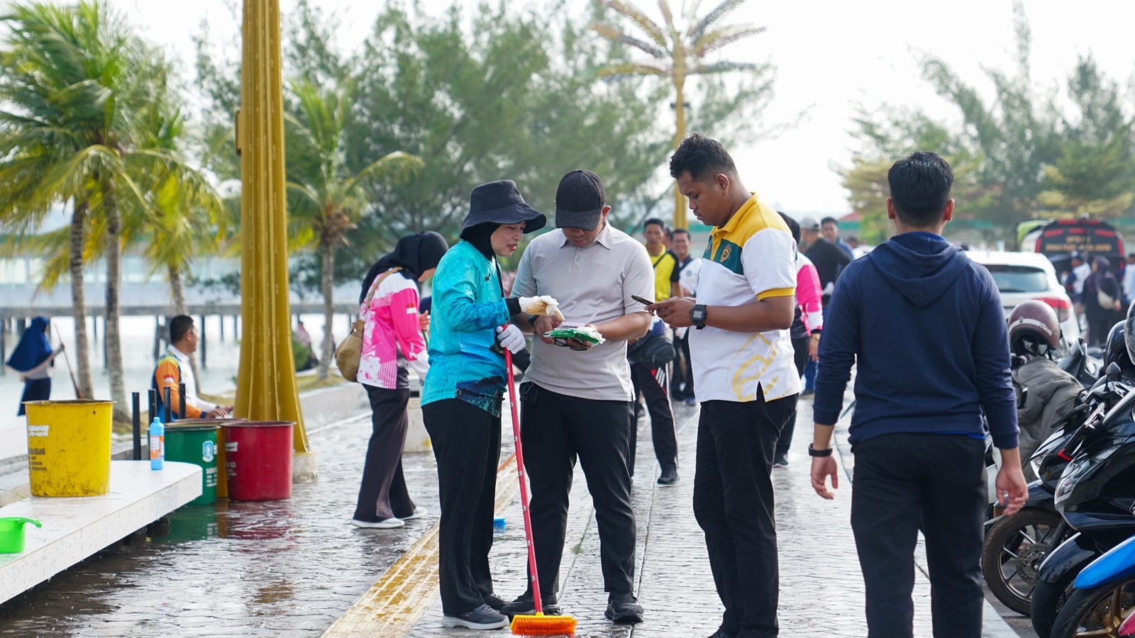 Sekda Misni Pimpin Gotong Royong di Kawasan Gurindam XII, Pastikan Bersih dan Terjaga