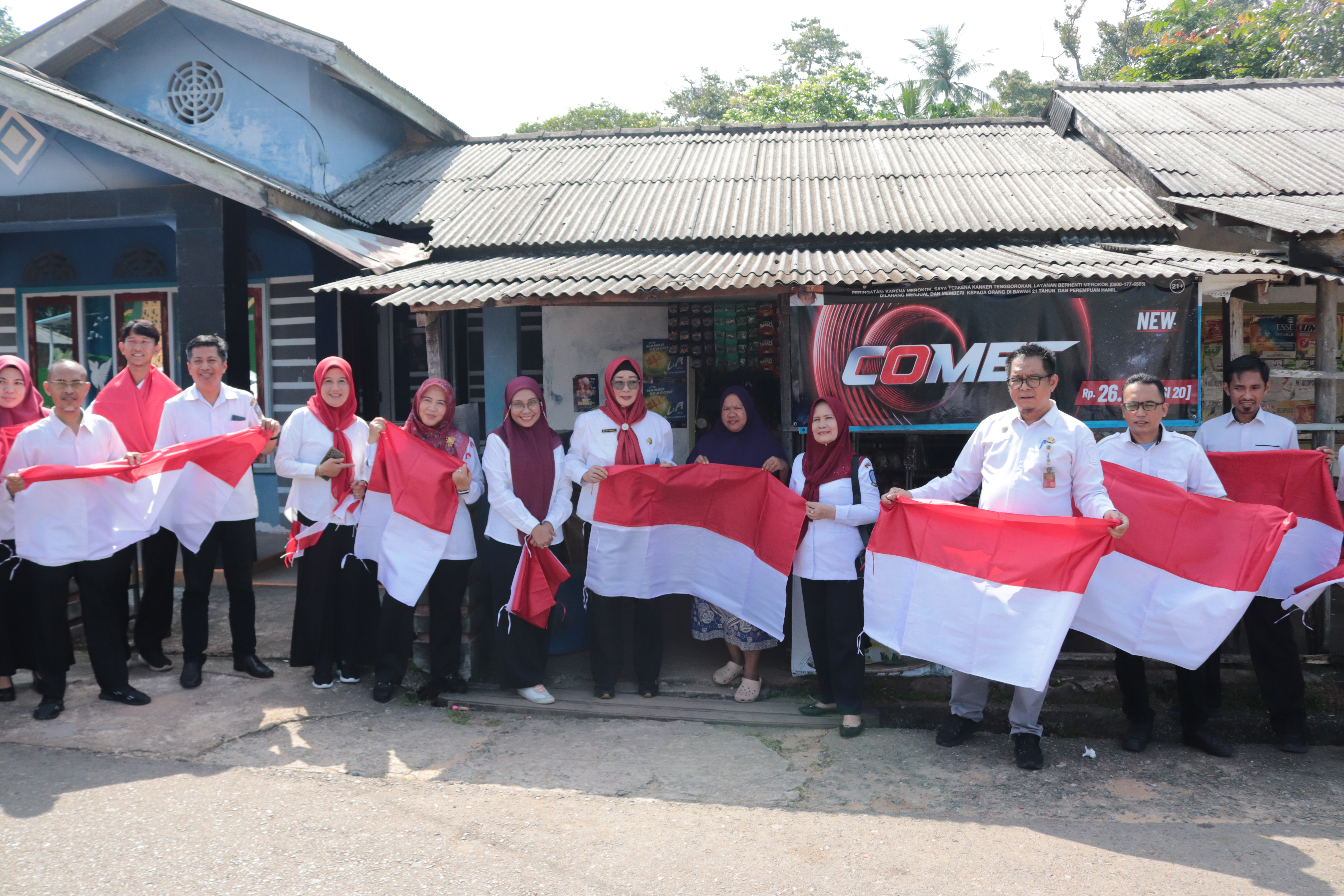 Gelorakan Semangat Kemerdekaan, Tim BPSDM Kepri Turun ke Jalan Bagikan Bendera Merah Putih