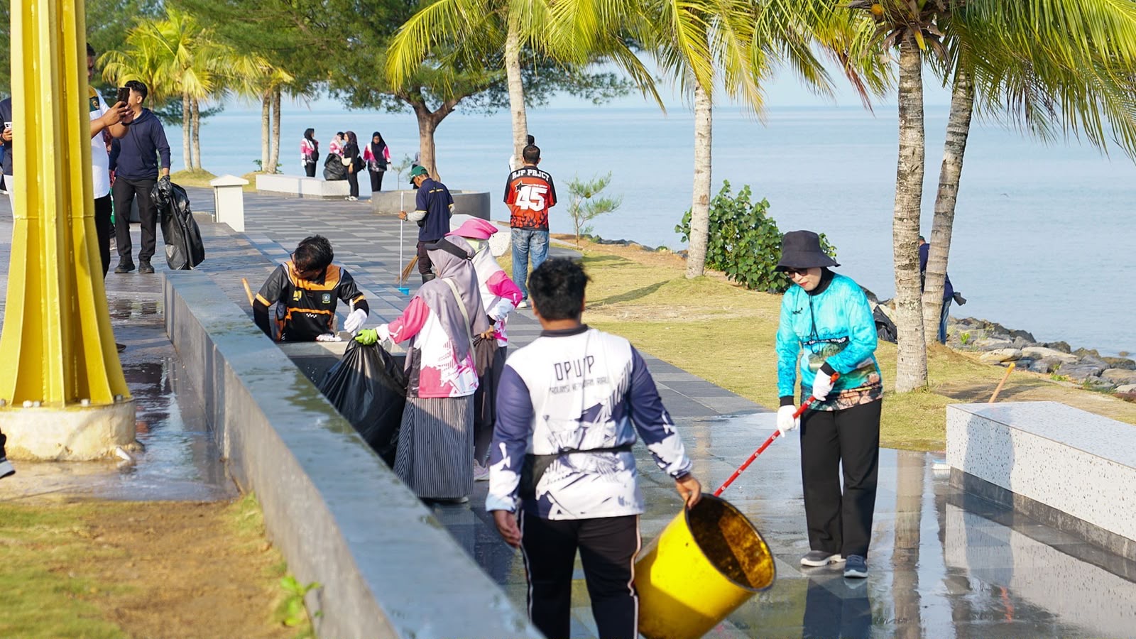 Sekda Misni Pimpin Gotong Royong di Kawasan Gurindam XII, Pastikan Bersih dan Terjaga