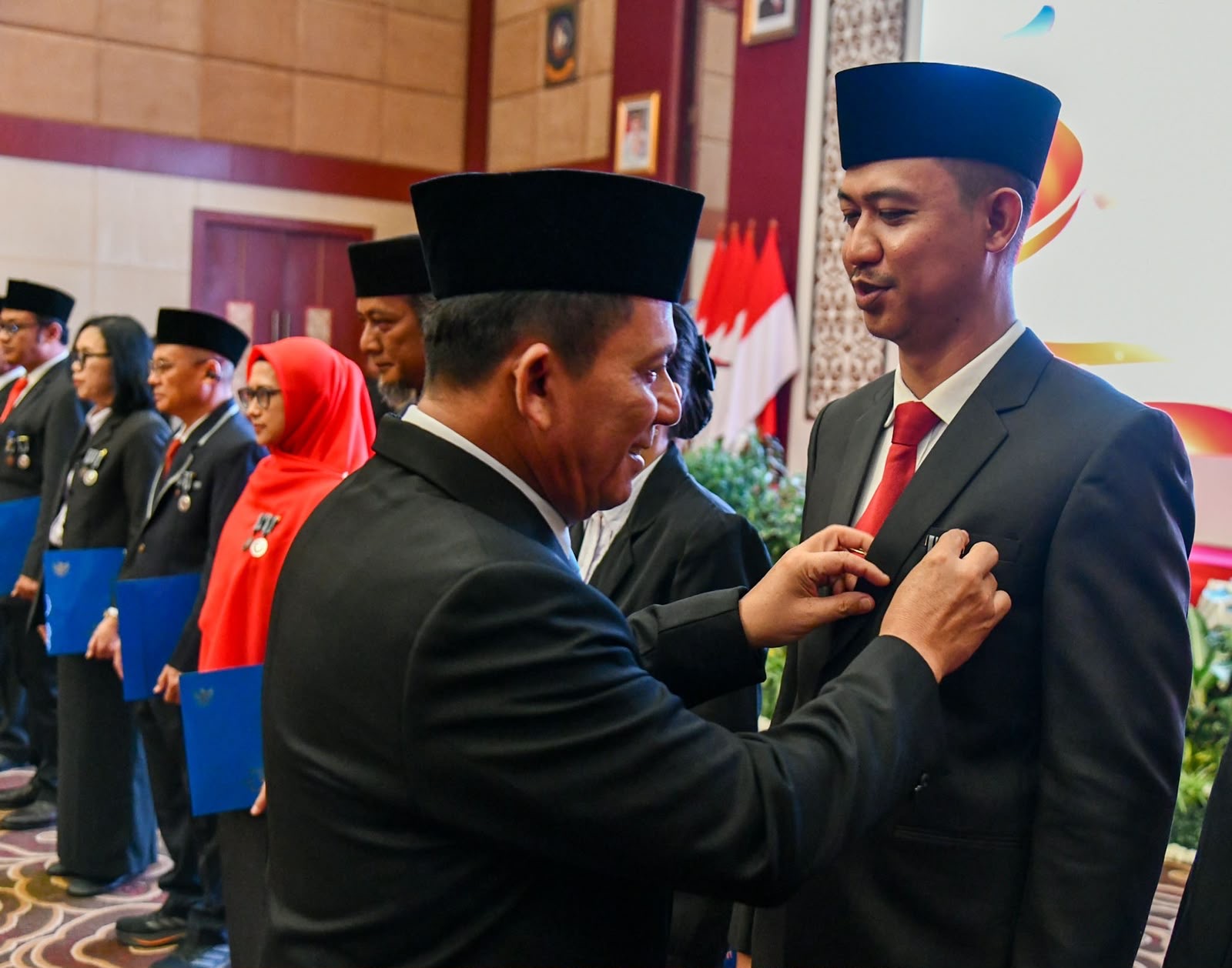 610 PNS Pemprov Kepri Terima Tanda Kehormatan Satyalancana Karya Satya