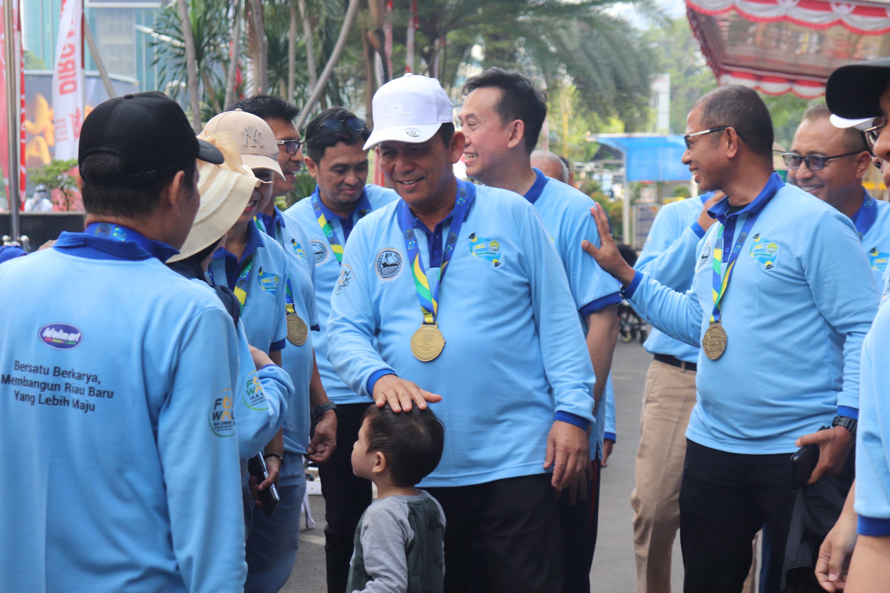 Gubernur Ansar Bersama Alumni UNRI dan PMRJ Ikuti Fun Walk HUT ke-81 RI di Jakarta