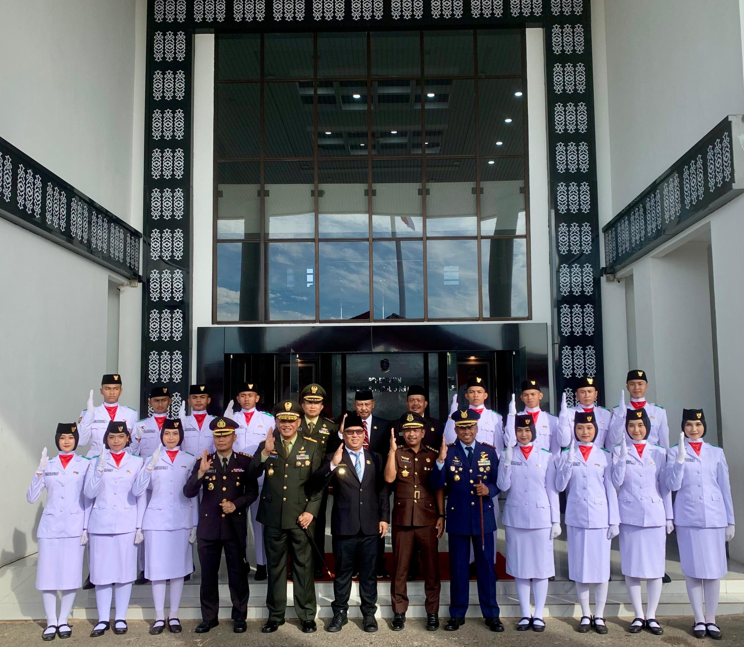 15 Paskibraka Provinsi Kepri Tahun 2024 Bertugas dalam Upacara Pengibaran Bendera Peringatan Hari Lahir Pancasila Tahun 2025