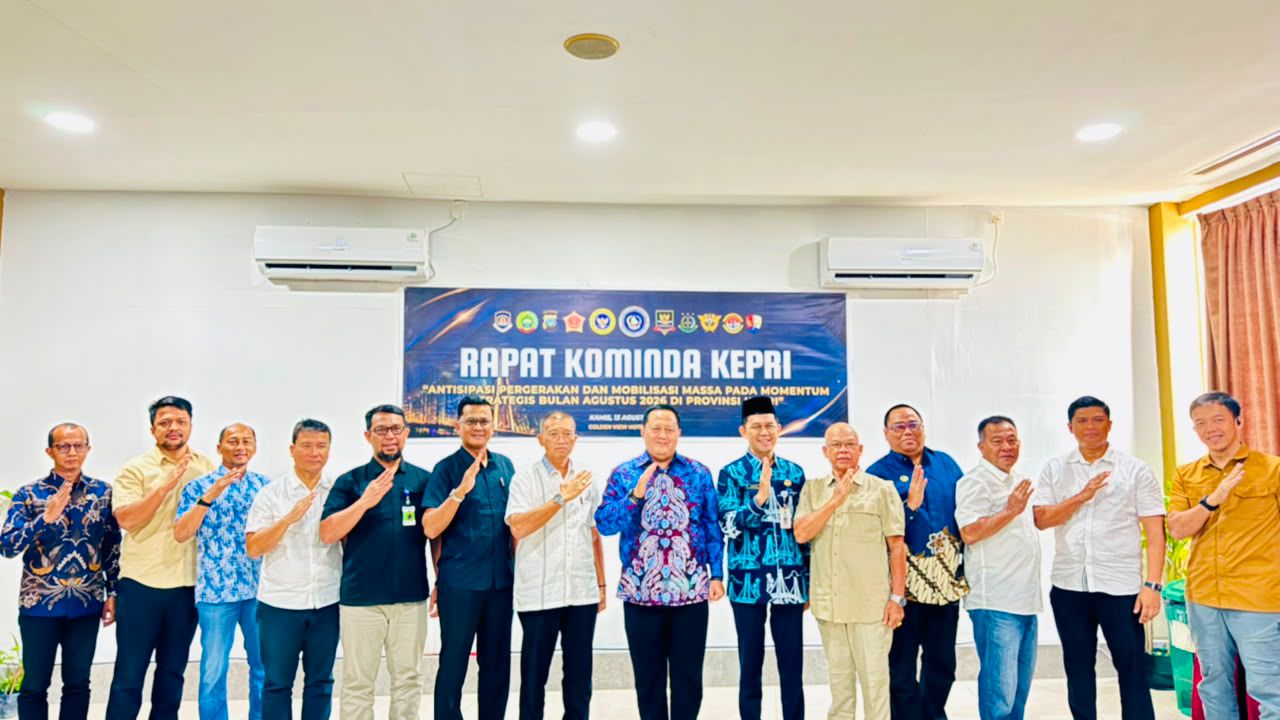 Sinergi Lintas Instansi, Bakesbangpol Kepri Hadiri Rapat Kominda Provinsi Kepri yang digelar di Ruang Rapat Golden View, Bengkong, Kota Batam, Kamis (13/8/2026). Hadir Sekretaris Badan A.Andi mewakili Kepala Badan Kesatuan Bangsa dan Politik Provinsi Kepulauan Riau.
