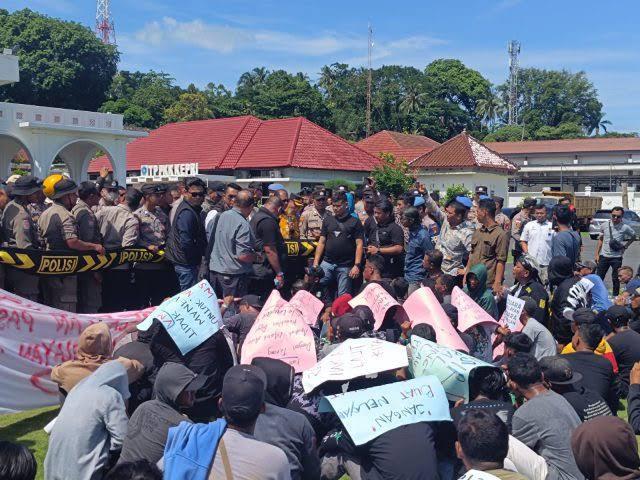 Kaban Kesbangpol Dampingi Asisten 1 Terima Aksi Unjuk Rasa Nelayan di Gedung Daerah