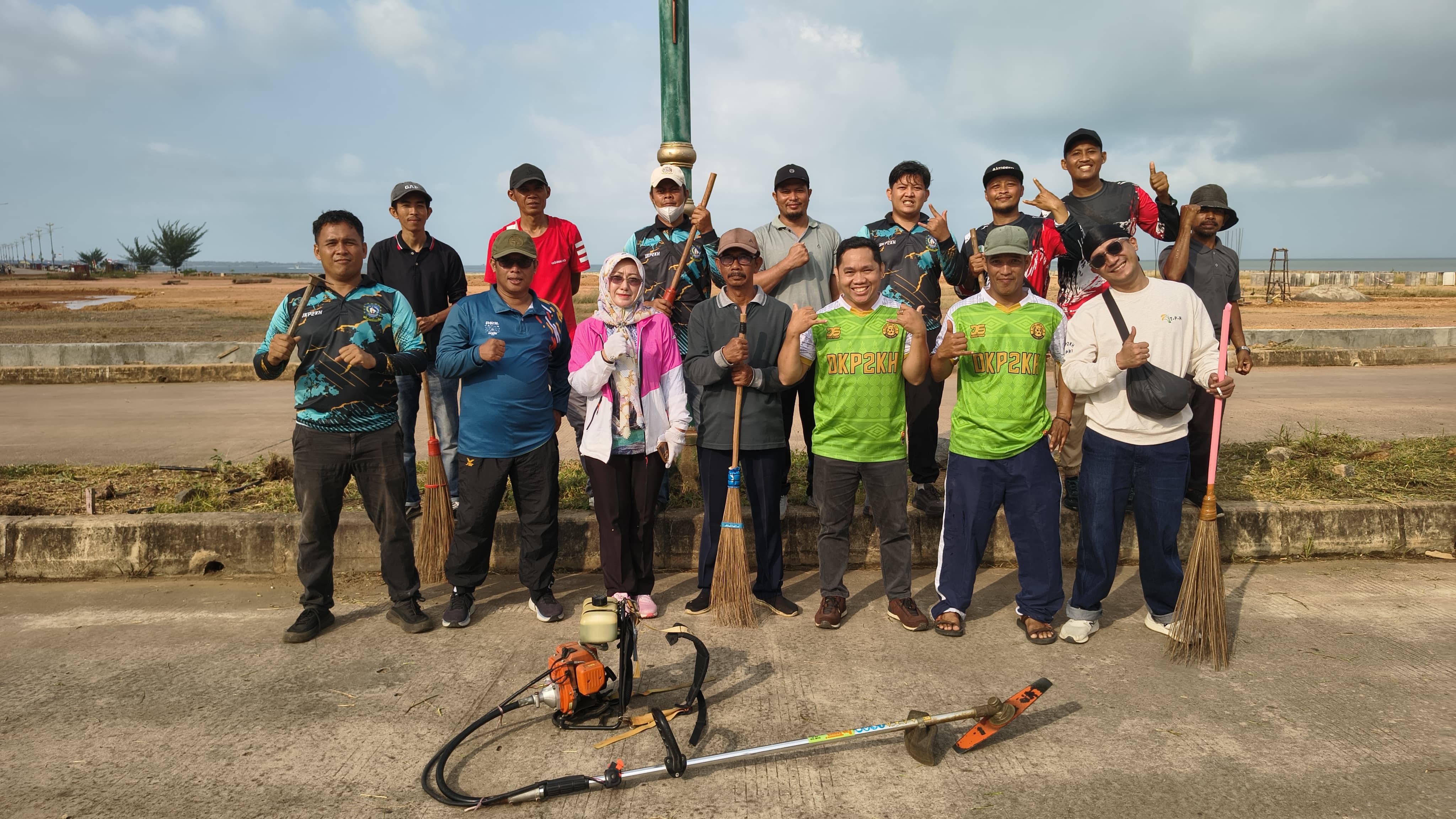 SEMANGAT KEMERDEKAAN DIWUJUDKAN DKP2KH PROVINSI KEPRI IKUT GOTONG ROYONG DI DATARAN GURINDAM 12