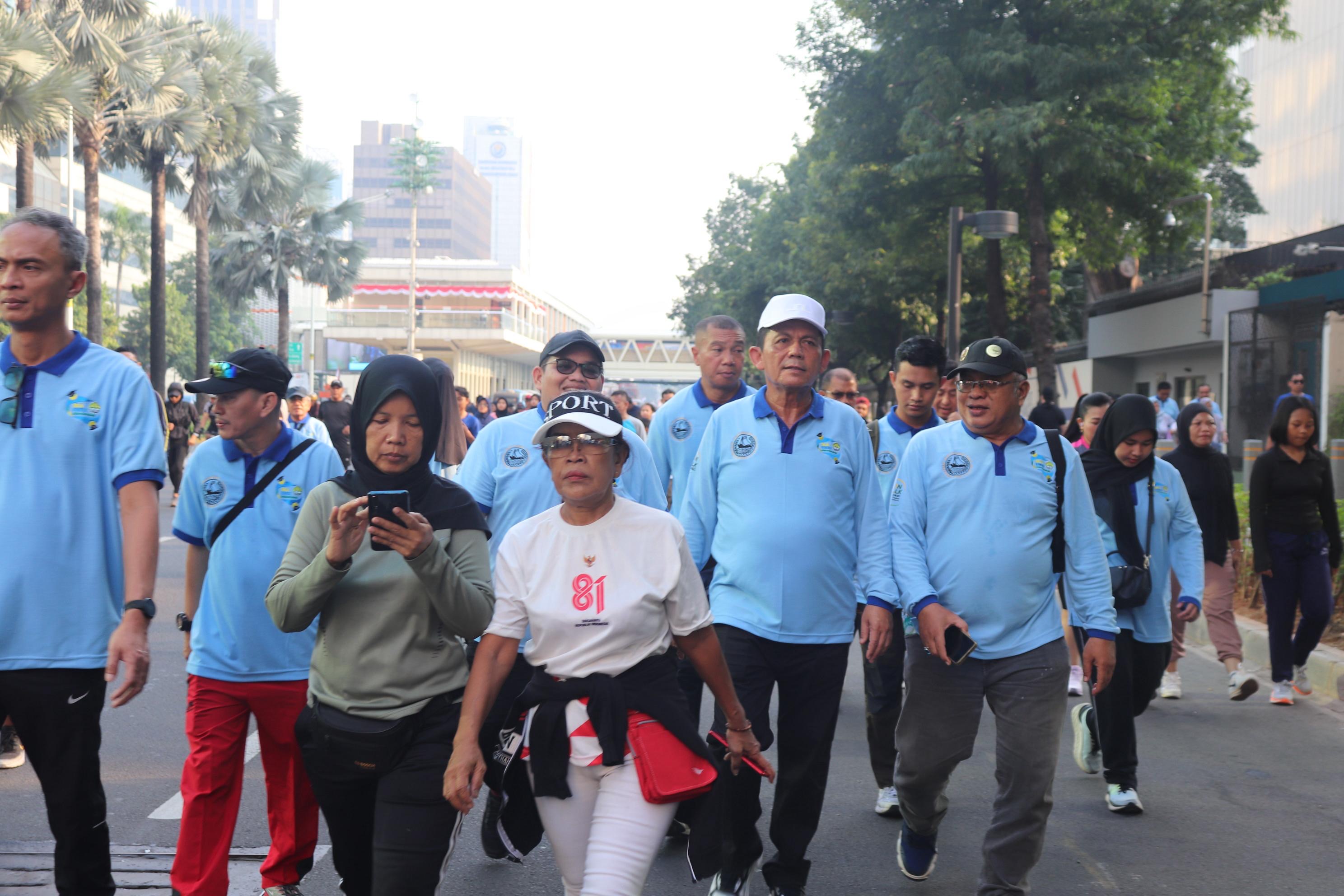 Gubernur Ansar Bersama Alumni UNRI dan PMRJ Ikuti Fun Walk HUT ke-81 RI di Jakarta