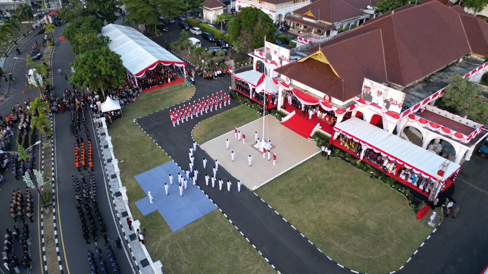 Upacara Penurunan Bendera HUT ke-81 RI Berlangsung Khidmat di Gedung Daerah Kepri