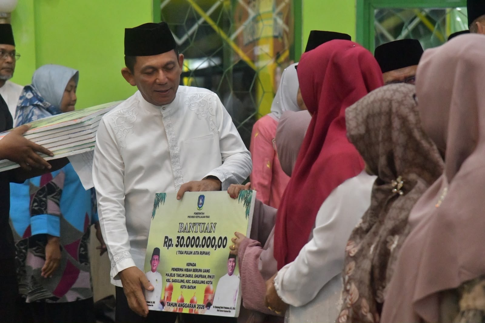 Tabligh Akbar Maulid Nabi di Masjid Darul Gufron Batam, Gubernur Ansar Paparkan Program Pemerintah untuk Masyarakat