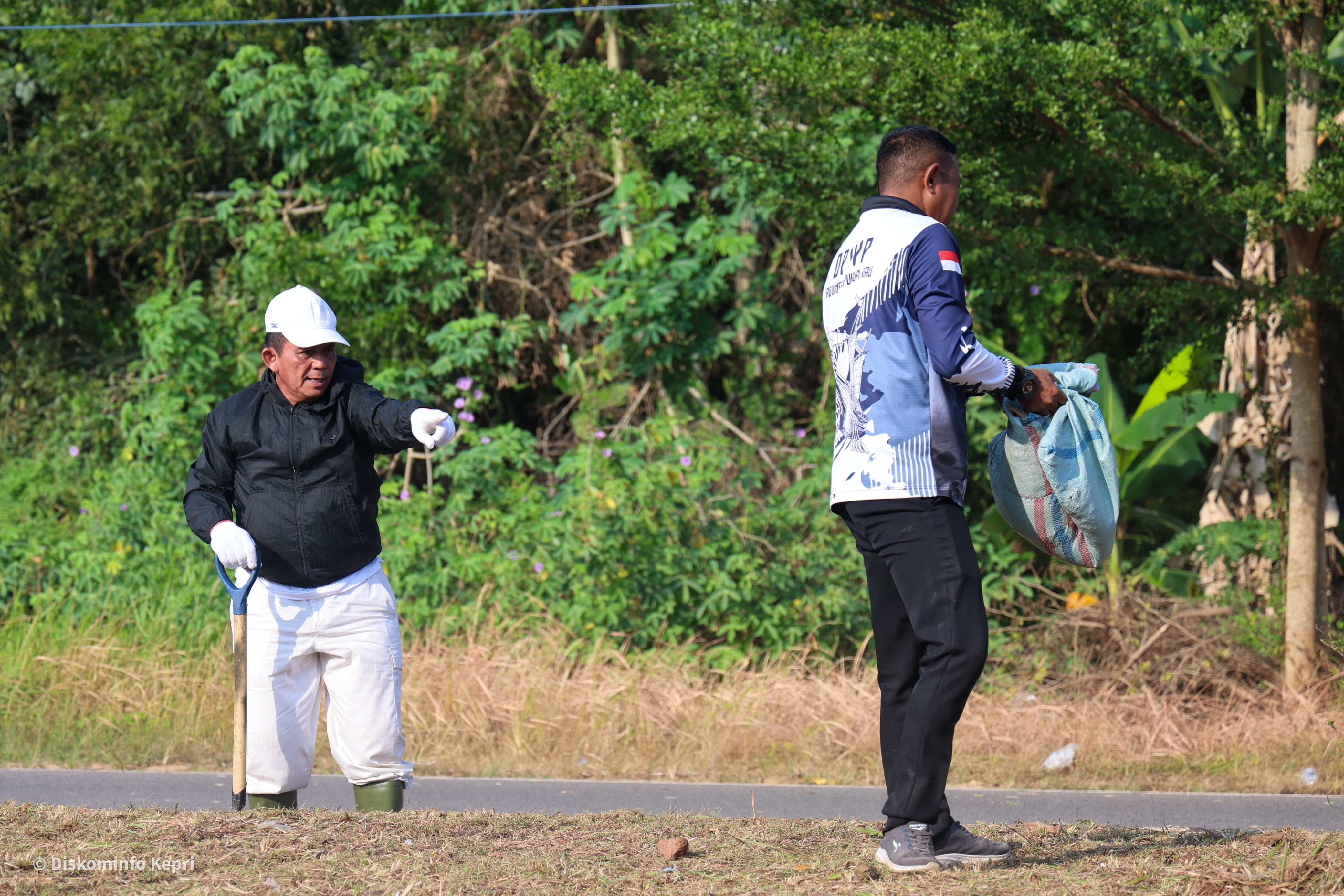 Gubernur Ansar Kembali Pimpin Gotong Royong, Ajak Warga Jaga Kebersihan