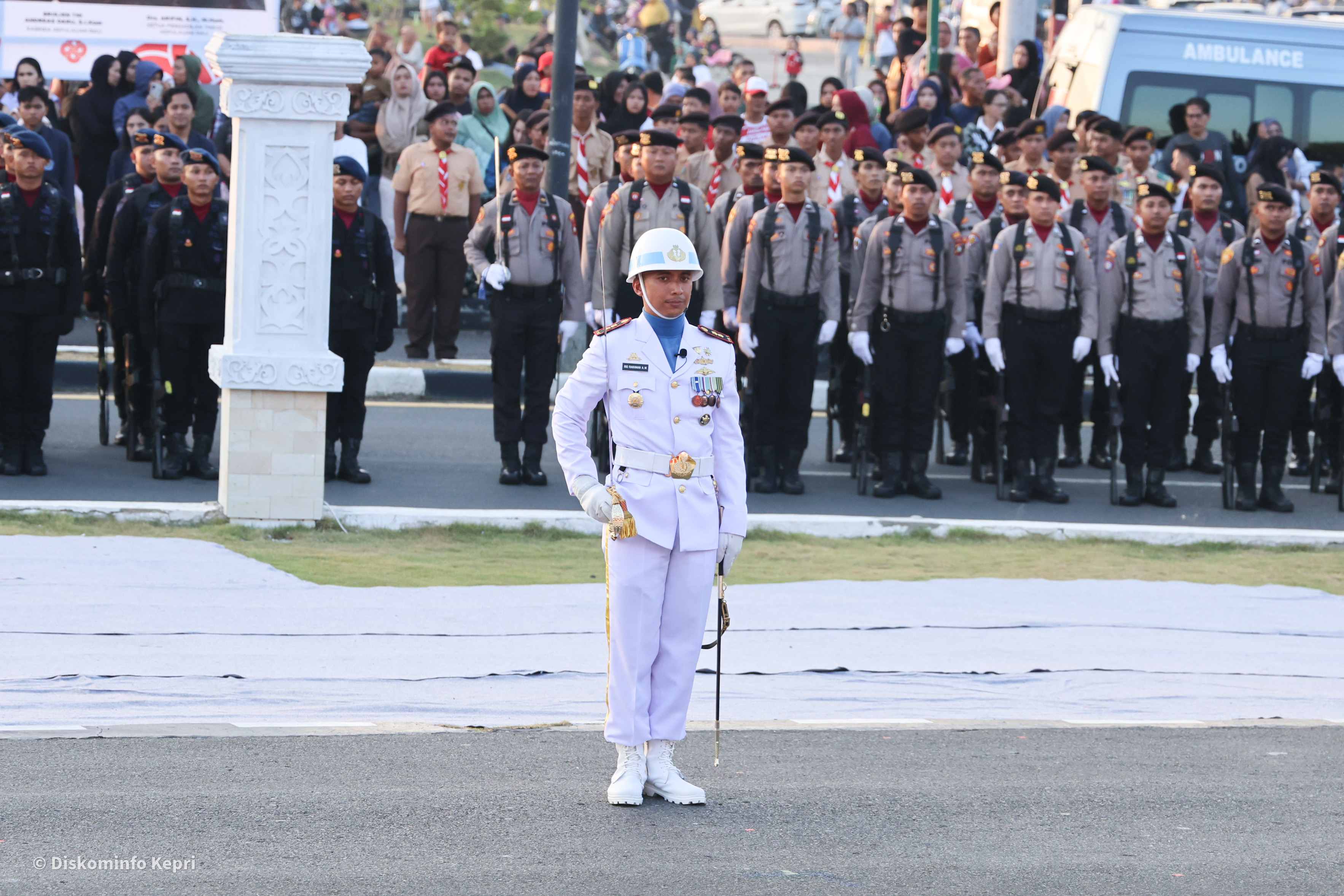 Upacara Penurunan Bendera HUT ke-81 RI Berlangsung Khidmat di Gedung Daerah Kepri