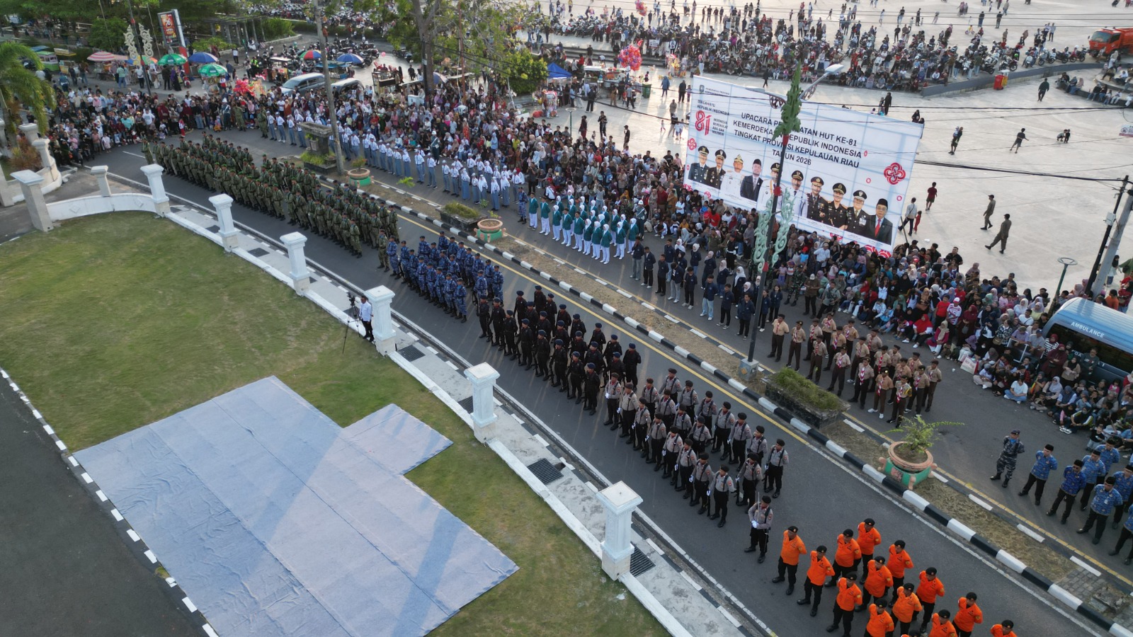 Upacara Penurunan Bendera HUT ke-81 RI Berlangsung Khidmat di Gedung Daerah Kepri