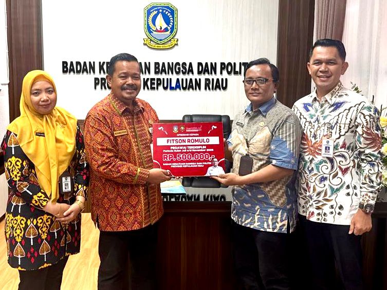Kepala Badan Kesbangpol Kepri Serahkan Piagam Penghargaan Kepada Pegawai Terdisiplin Bakesbangpol Kepri