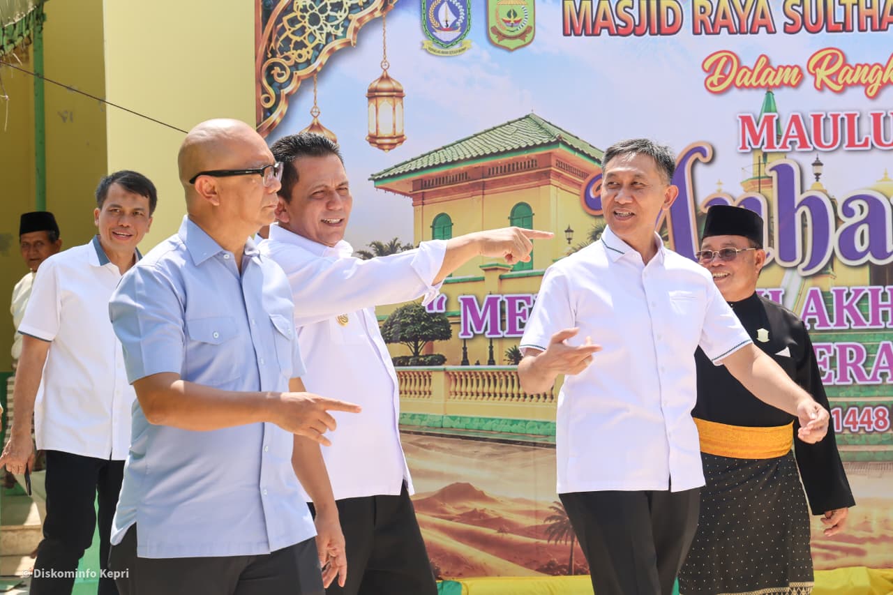 Gubernur Ansar Dampingi JAM-Intel Kejagung Jelajahi Sejarah Pulau Penyengat