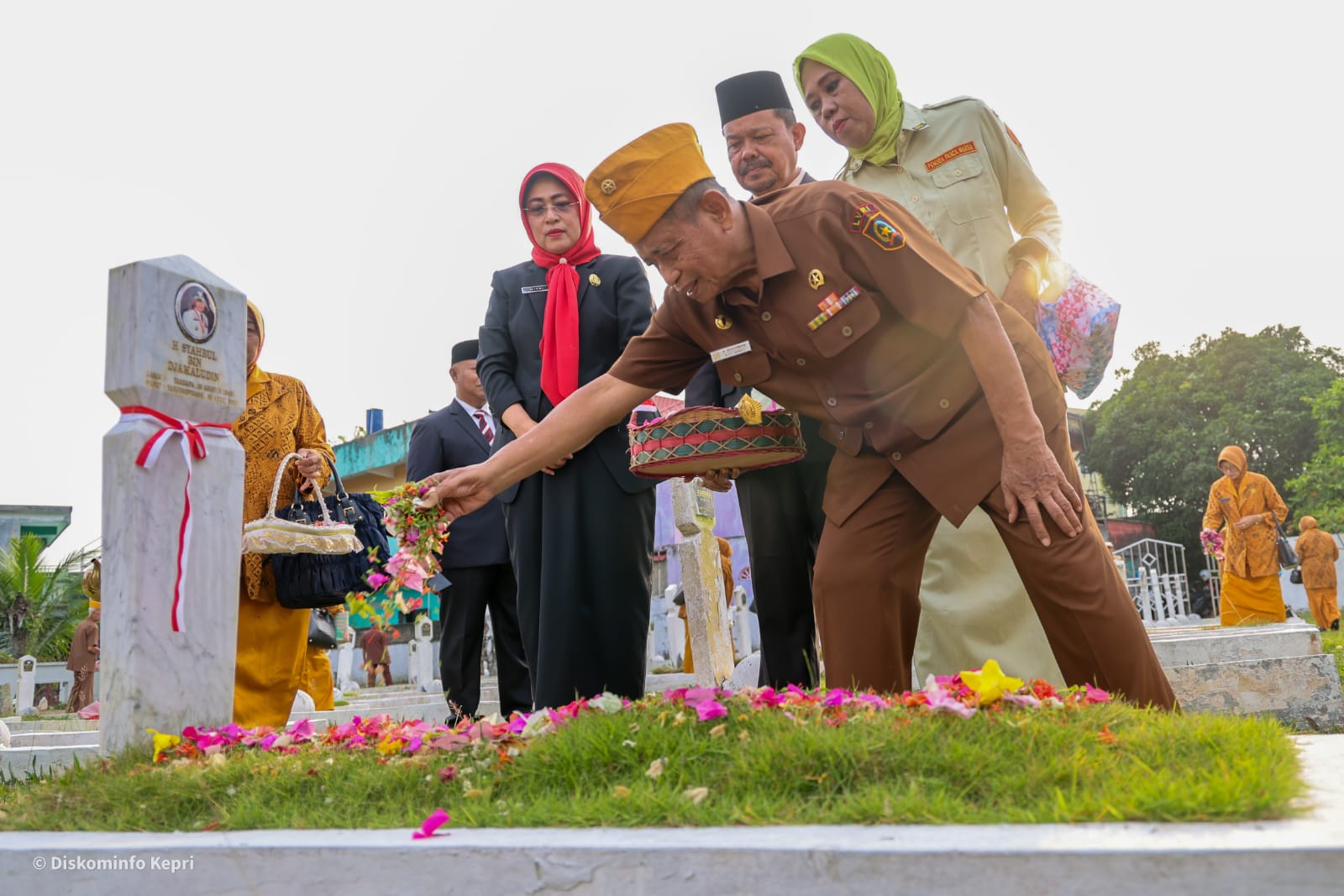 Peringati Hari Veteran, Pemprov Kepri Gelar Upacara dan Ziarah Tabur Bunga di TMP Pusara Bhakti