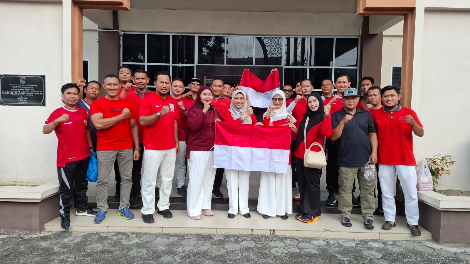 Wujud Nasionalisme, BKAD Provinsi Kepri Bagikan Bendera Merah Putih kepada Masyarakat Tanjungpinang