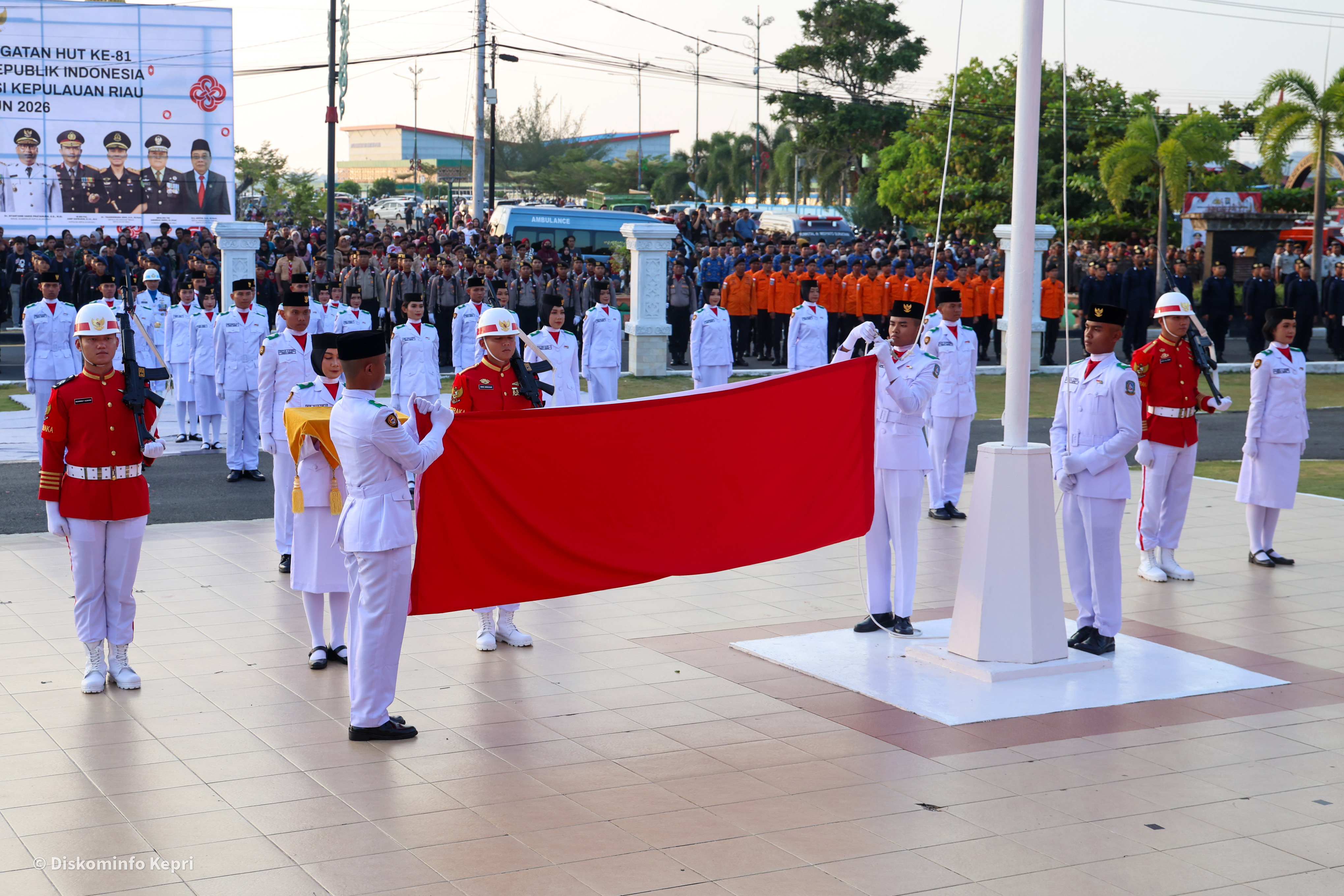 Upacara Penurunan Bendera HUT ke-81 RI Berlangsung Khidmat di Gedung Daerah Kepri