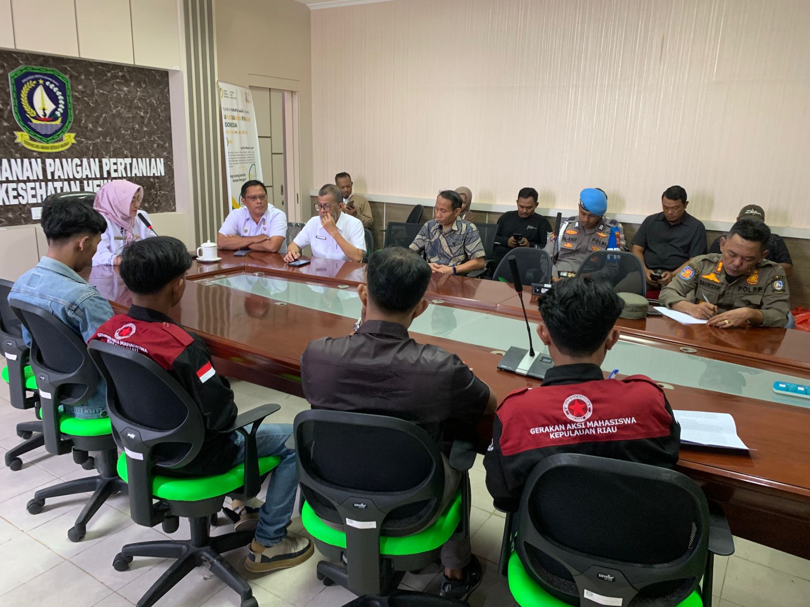 KADIS DKP2KH MENYAMBUT KEDATANGAN MAHASISWA GAM KEPRI DEMO DI DKP2KH PROVINSI KEPRI