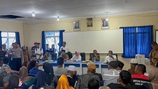 Tindak Lanjuti Aspirasi Masyarakat, Kepala Badan Kesbangpol Dampingi Sekda Kepri Pertemuan di Desa Numbing