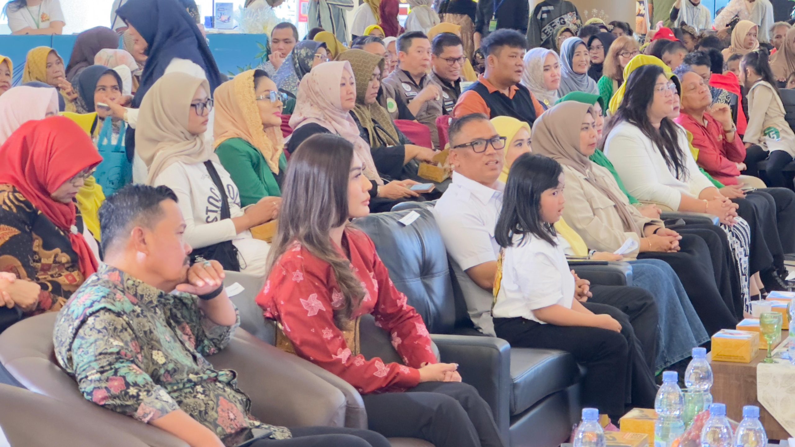 Kaban Kesbangpol Kepri Dampingi Wakil Gubernur pada Kegiatan Baksos bersama Star to Be Community yang Diselenggarakan BKOW Kepri