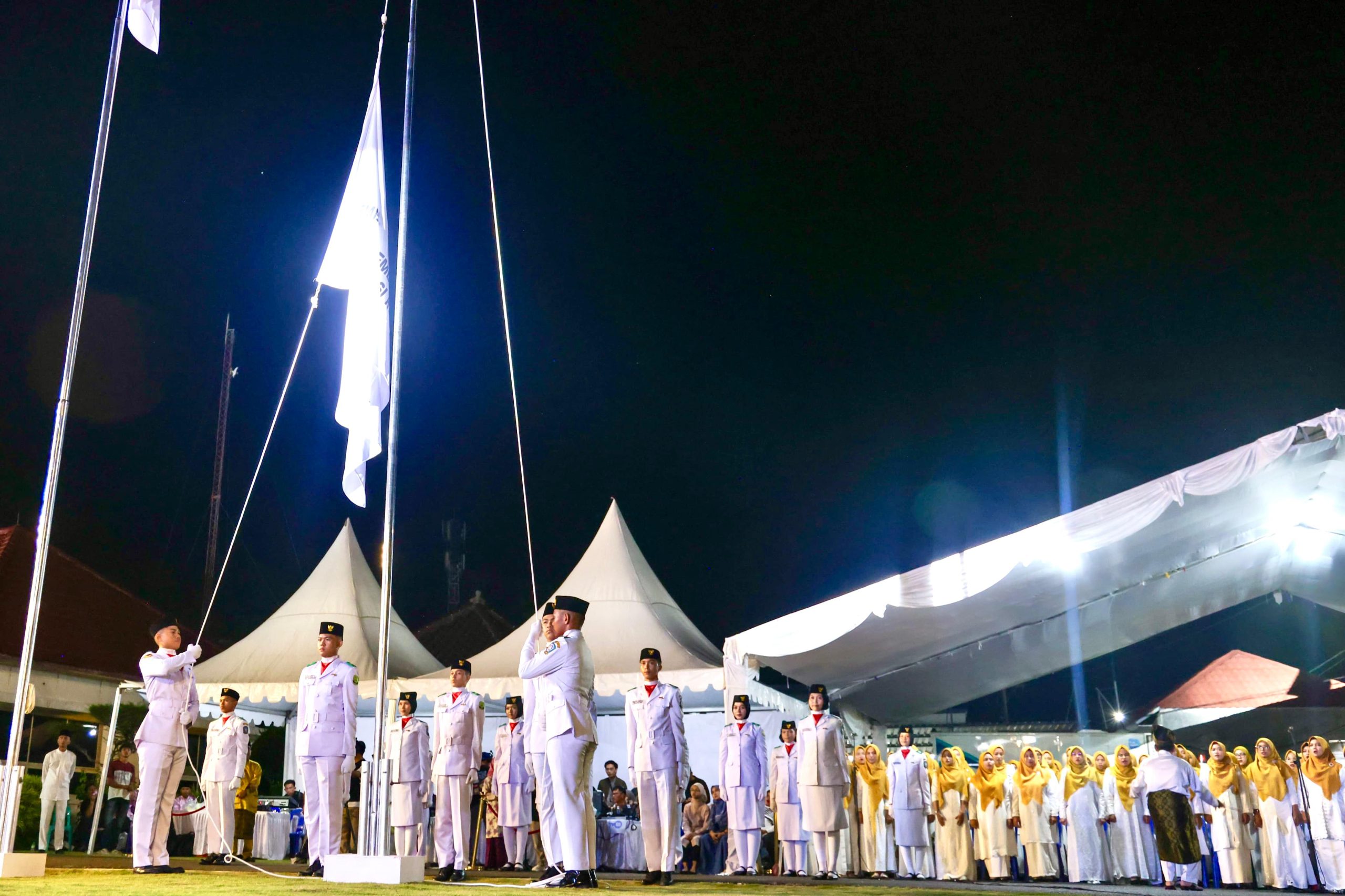 Kepala Bakesbangpol Apresiasi 18 Paskibraka yang bertugas mengibarkan Bendera LPTQ pada Pembukaan STQH Ke XI Tingkat Provinsi Kepulauan Riau