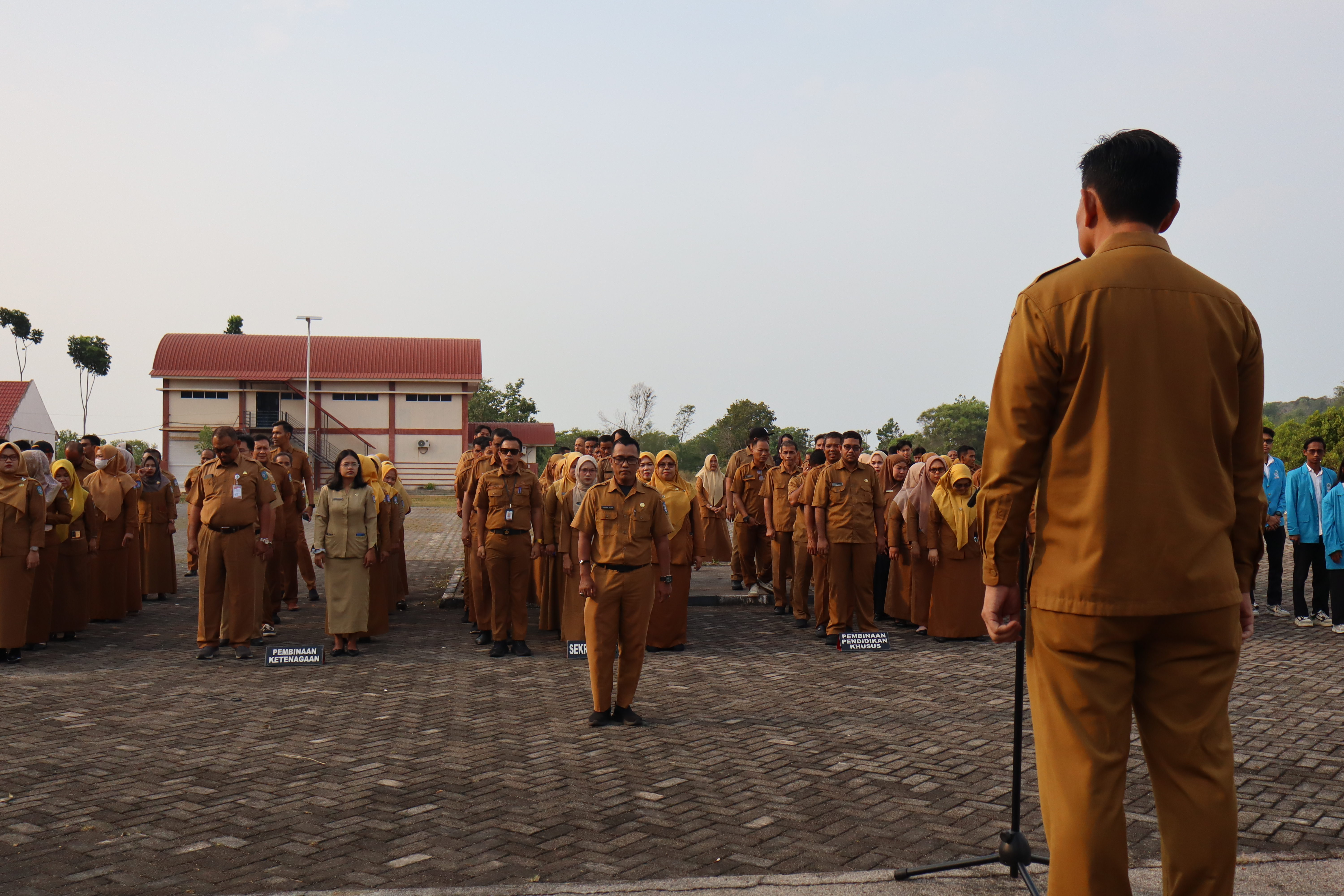 Apel Senin Disdik Kepri, Mirza Tekankan Pelayanan Publik Tak Sekadar Mengejar Angka