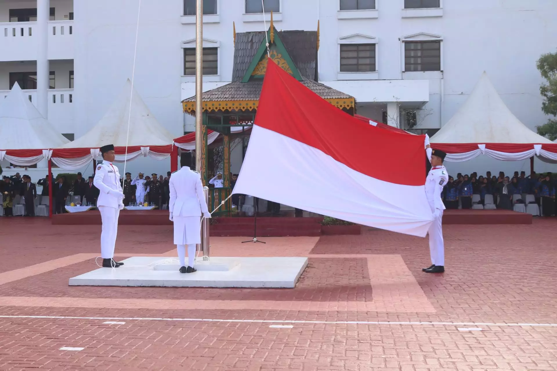 Paskibraka Binaan Badan Kesbangpol Kepri Sukses Kibarkan Bendera Upacara di Hari Pahlawan 10 November