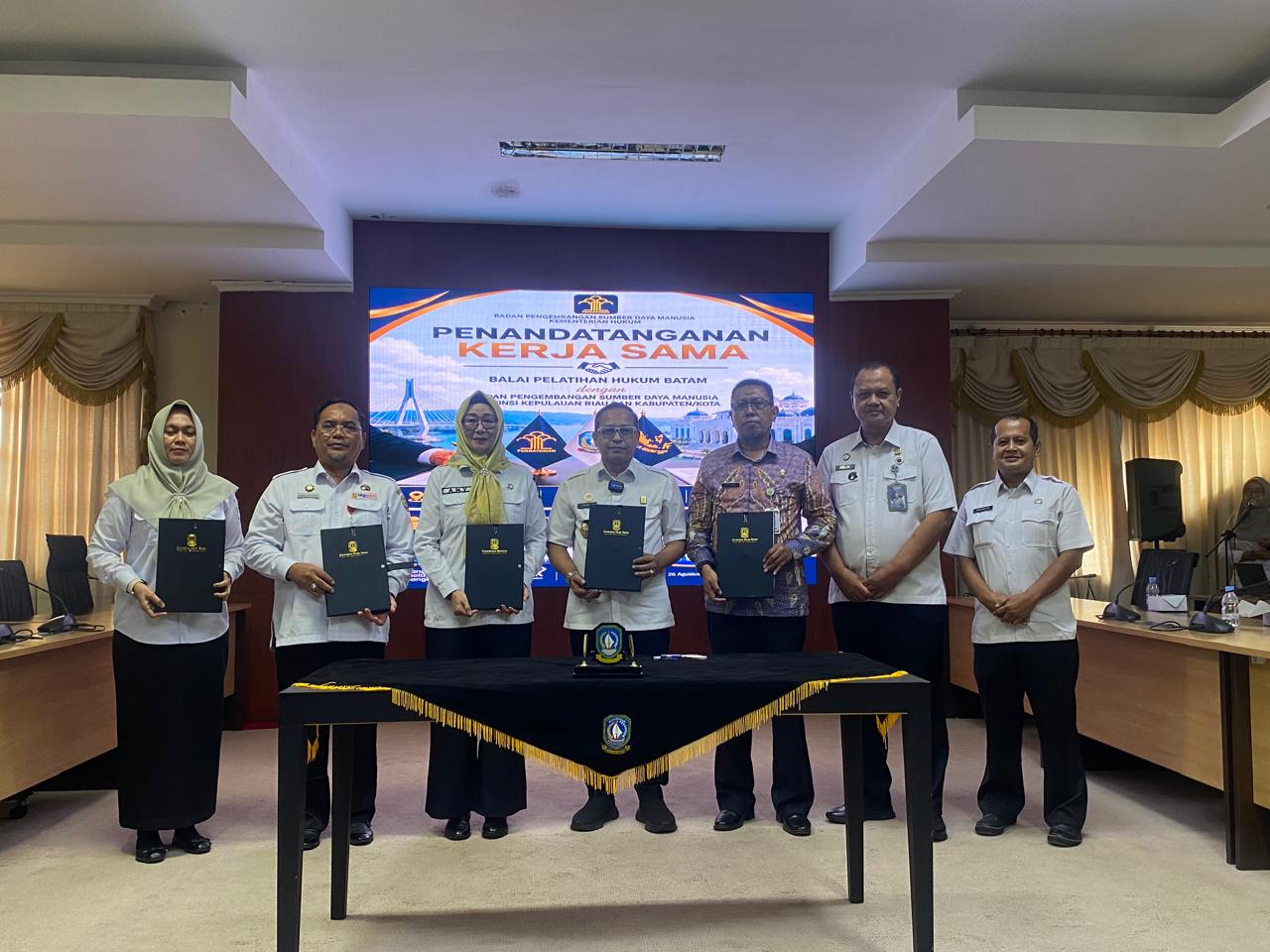 Sinergi Perkuat Kompetensi Hukum ASN, BPSDM Kepri Bersama Bapelkum Batam dan BKPSDM Se-Kepri Tanda Tangani PKS Kolaboratif