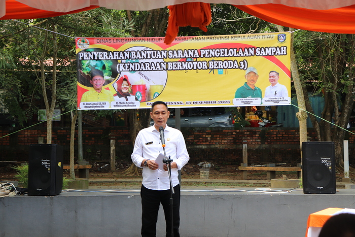 Kepala Dinas Lingkungan Hidup dan Kehutanan Bersama Anggota Komisi II DPRD Provinsi Kepulauan Riau menyerahan Bantuan Sarana Pengelolaan Sampah Berupa Kendaraan Bermotor Roda Tiga