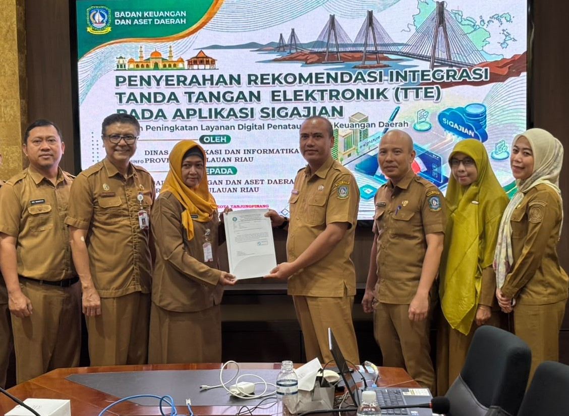 Dorong Transformasi Digital, Diskominfo Kepri Serahkan Rekomendasi Integrasi Tanda Tangan Elektronik pada Aplikasi Sigajian ke BKAD