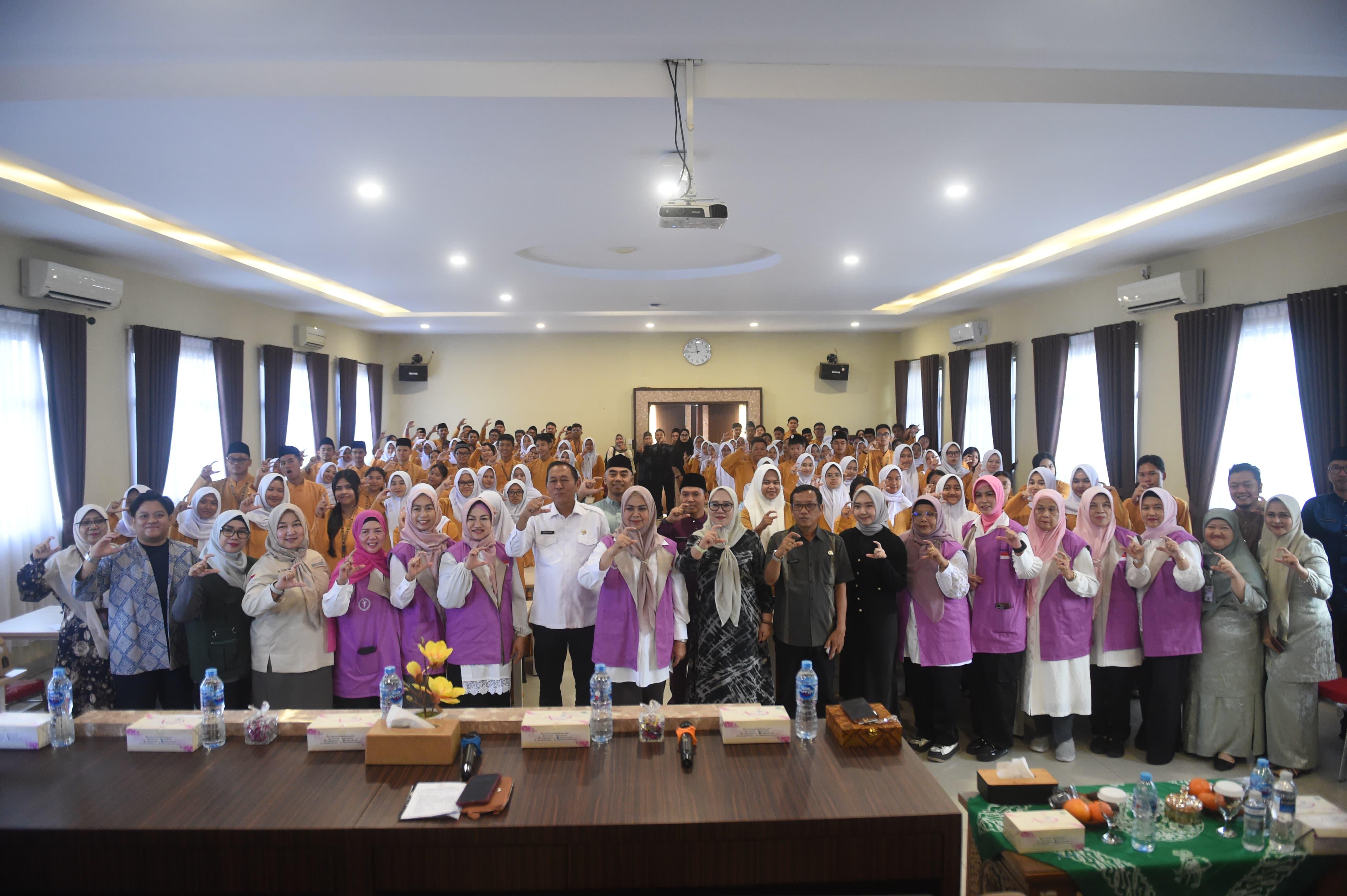 YKI Kepri Goes to School, Dewi Ansar Ajak Gen-Z Kenali dan Cegah Kanker Sejak Dini