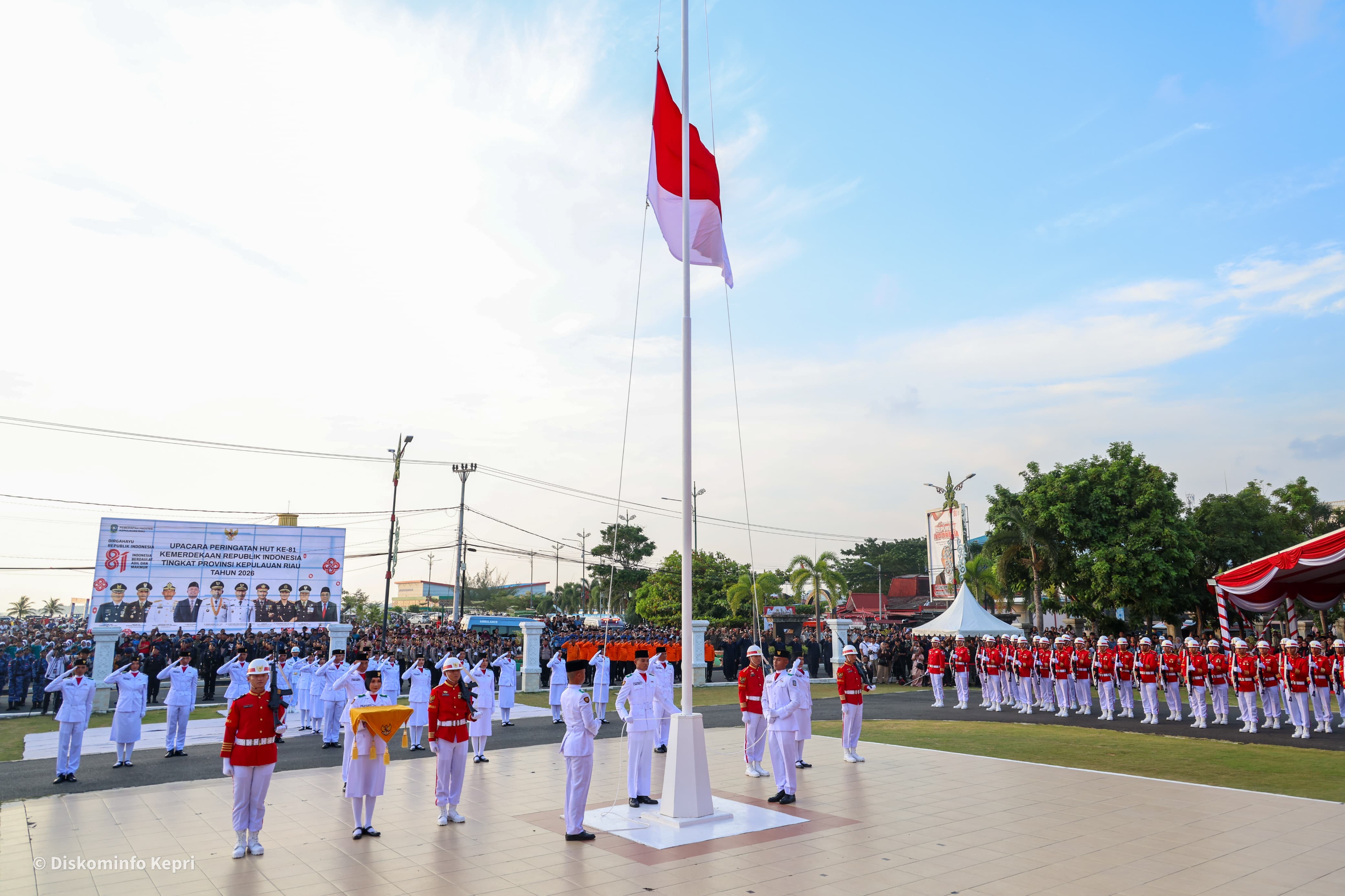 Upacara Penurunan Bendera HUT ke-81 RI Berlangsung Khidmat di Gedung Daerah Kepri