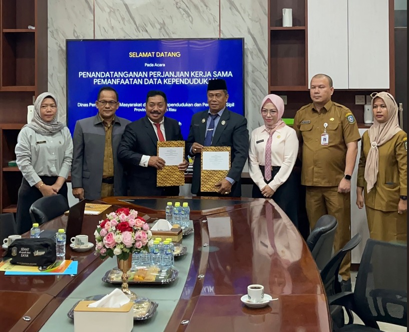 PENANDATANGANAN PERJANJIAN KERJA SAMA PEMANFAATAN DATA KEPENDUDUKAN ANTARA DINAS PEMBERDAYAAN MASYARAKAT DAN DESA, KEPENDUDUKAN DAN PENCATATAN SIPIL PROVINSI KEPULAUAN RIAU DAN BAPENDA PROVINSI KEPULAUAN RIAU 