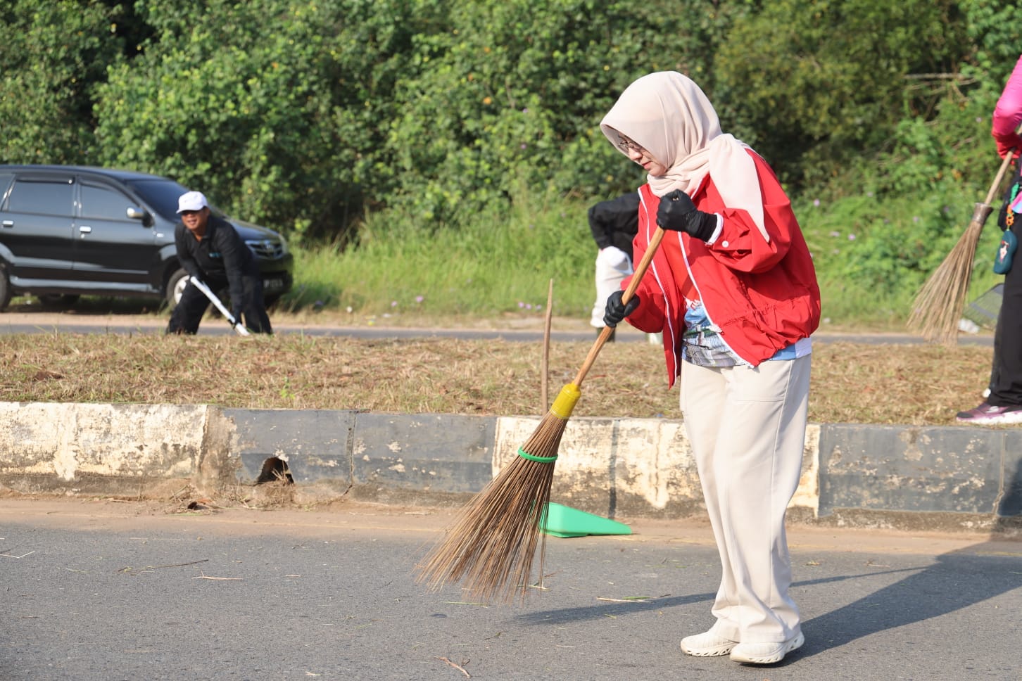 Kadis DKP2KH Kepri Turun Langsung Gotong Royong Di Jalan Aisyah Sulaiman TCC Dipimpin Langsung Gubernur Ansar.


