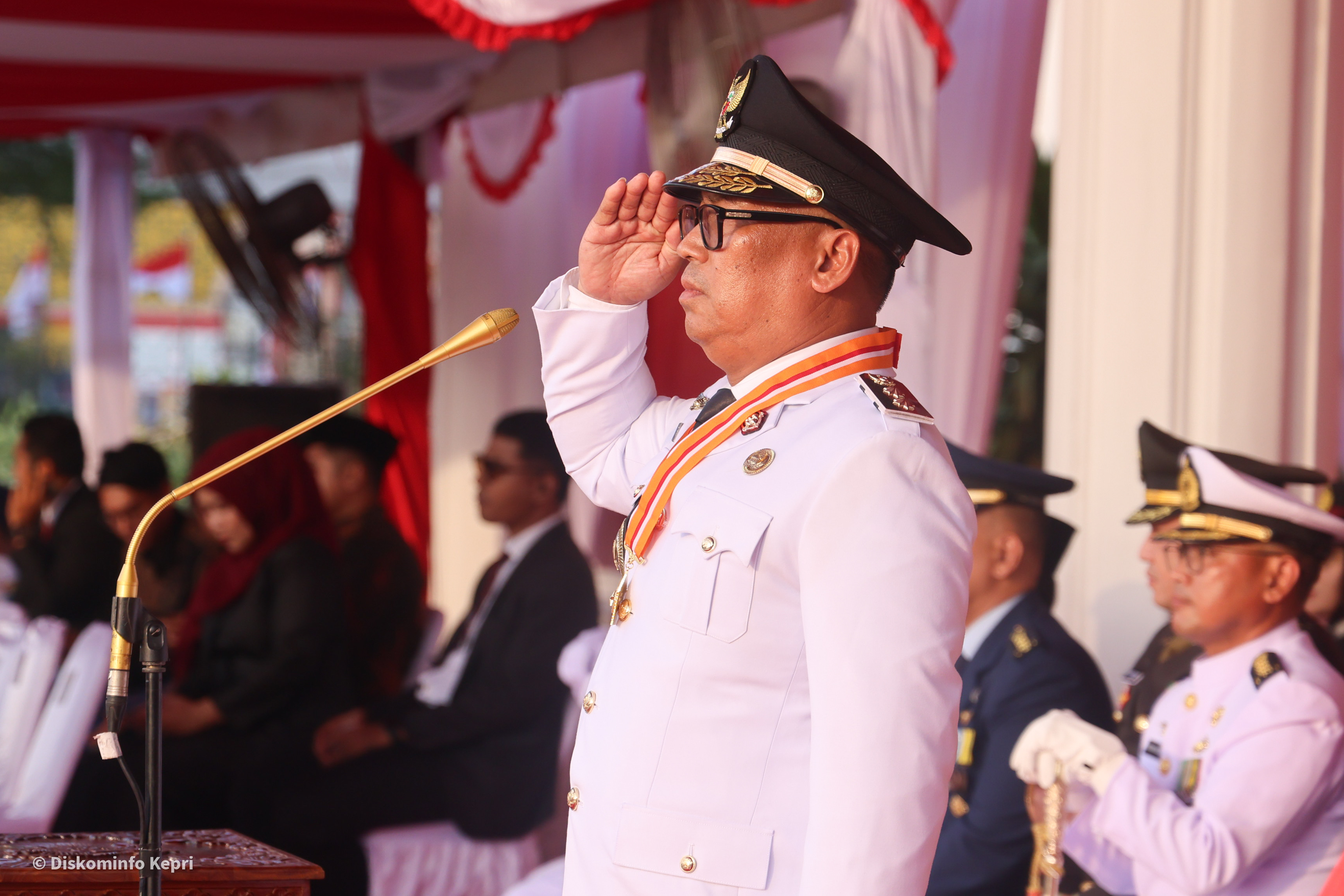 Upacara Penurunan Bendera HUT ke-81 RI Berlangsung Khidmat di Gedung Daerah Kepri