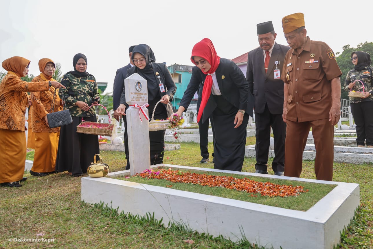 Peringati Hari Veteran, Pemprov Kepri Gelar Upacara dan Ziarah Tabur Bunga di TMP Pusara Bhakti