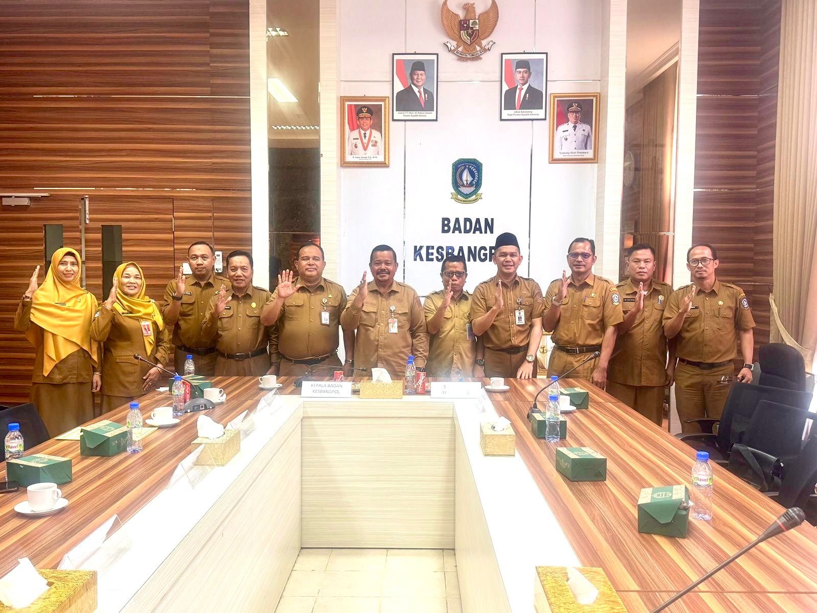 Kesbangpol Masuk Sekolah (KEMAS) Tahun 2025 Siap Digelar, Kaban Kesbangpol Provinsi Kepri Drs.Muhamad Iksan, M.Si Rapat Bersama Para Kepala Sekolah