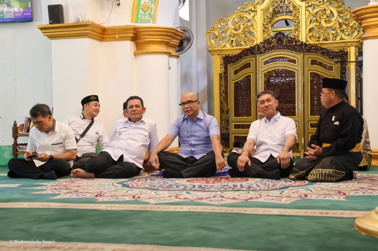 Gubernur Ansar Dampingi JAM-Intel Kejagung Jelajahi Sejarah Pulau Penyengat