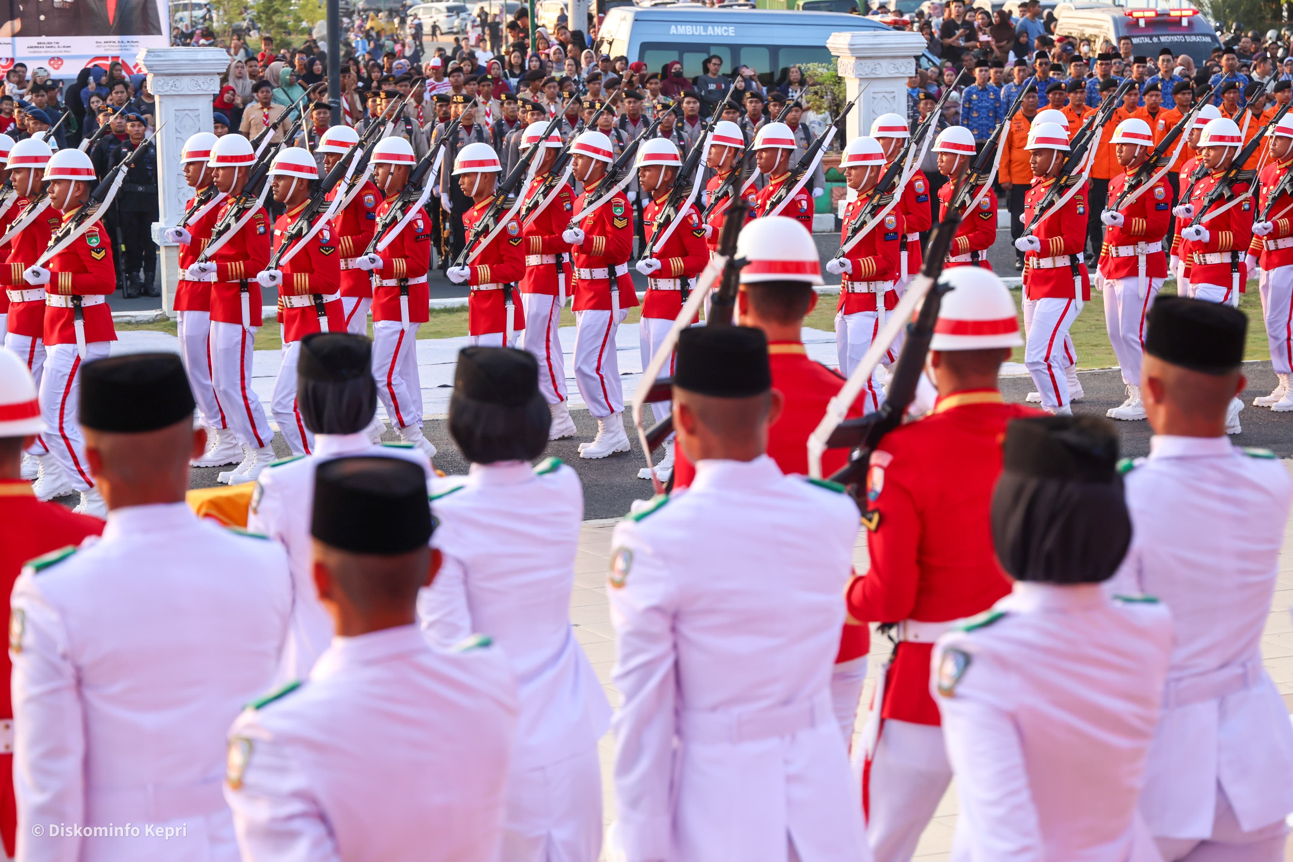 Upacara Penurunan Bendera HUT ke-81 RI Berlangsung Khidmat di Gedung Daerah Kepri