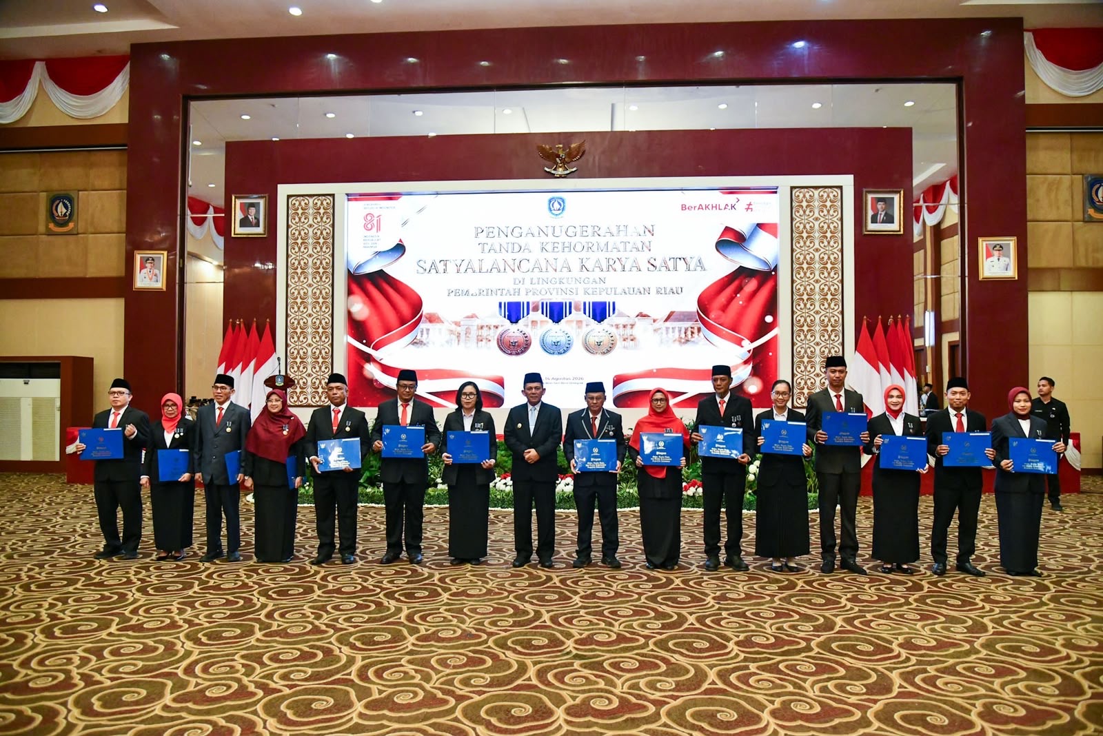 Gubernur Ansar Serahkan Satyalancana Karya Satya kepada 610 PNS Kepri