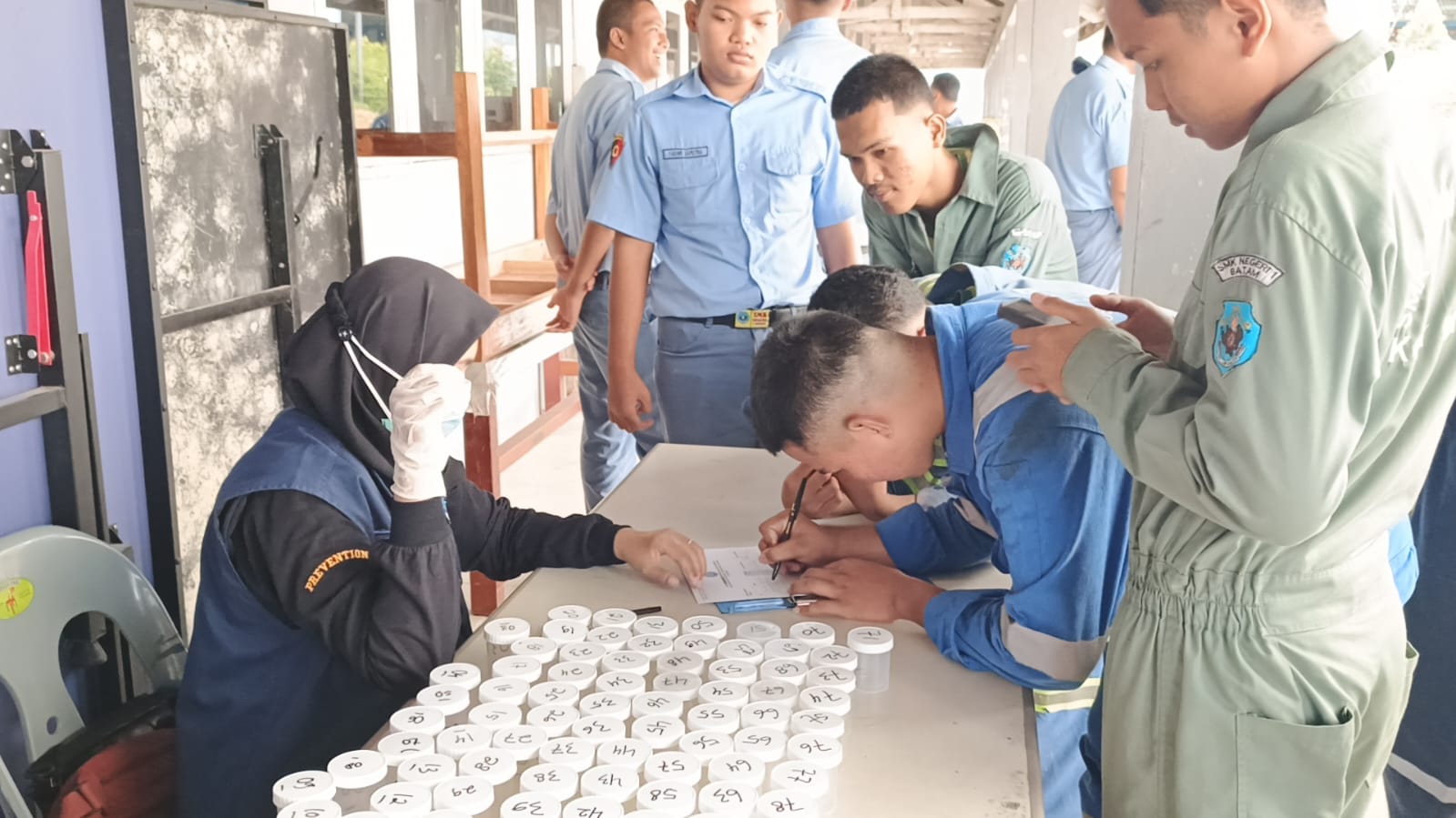 Upaya Pencegahan, Kesbangpol Kepri Gandeng BNN Sosialisasikan P4GN dan Tes Urine Pelajar di SMKN 1 Batam