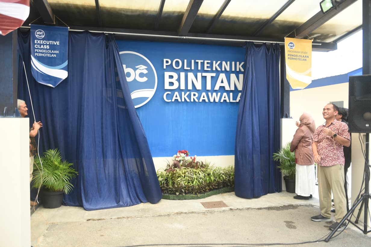Dewi Ansar Hadiri Open House Evolusi Kampus PBC, Penanda Perkembangan Dunia Pendidikan Kepri