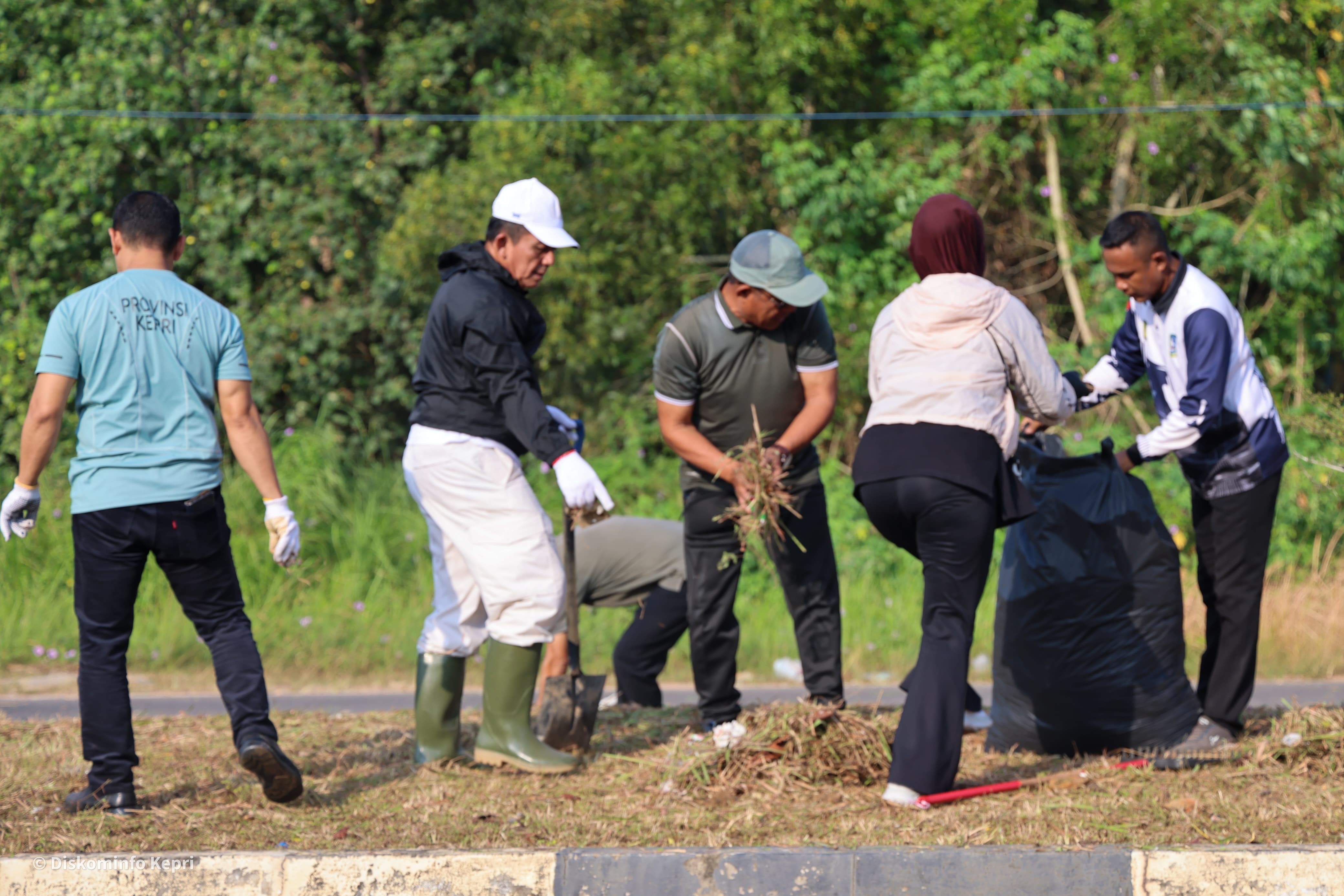 Gubernur Ansar Kembali Pimpin Gotong Royong, Ajak Warga Jaga Kebersihan