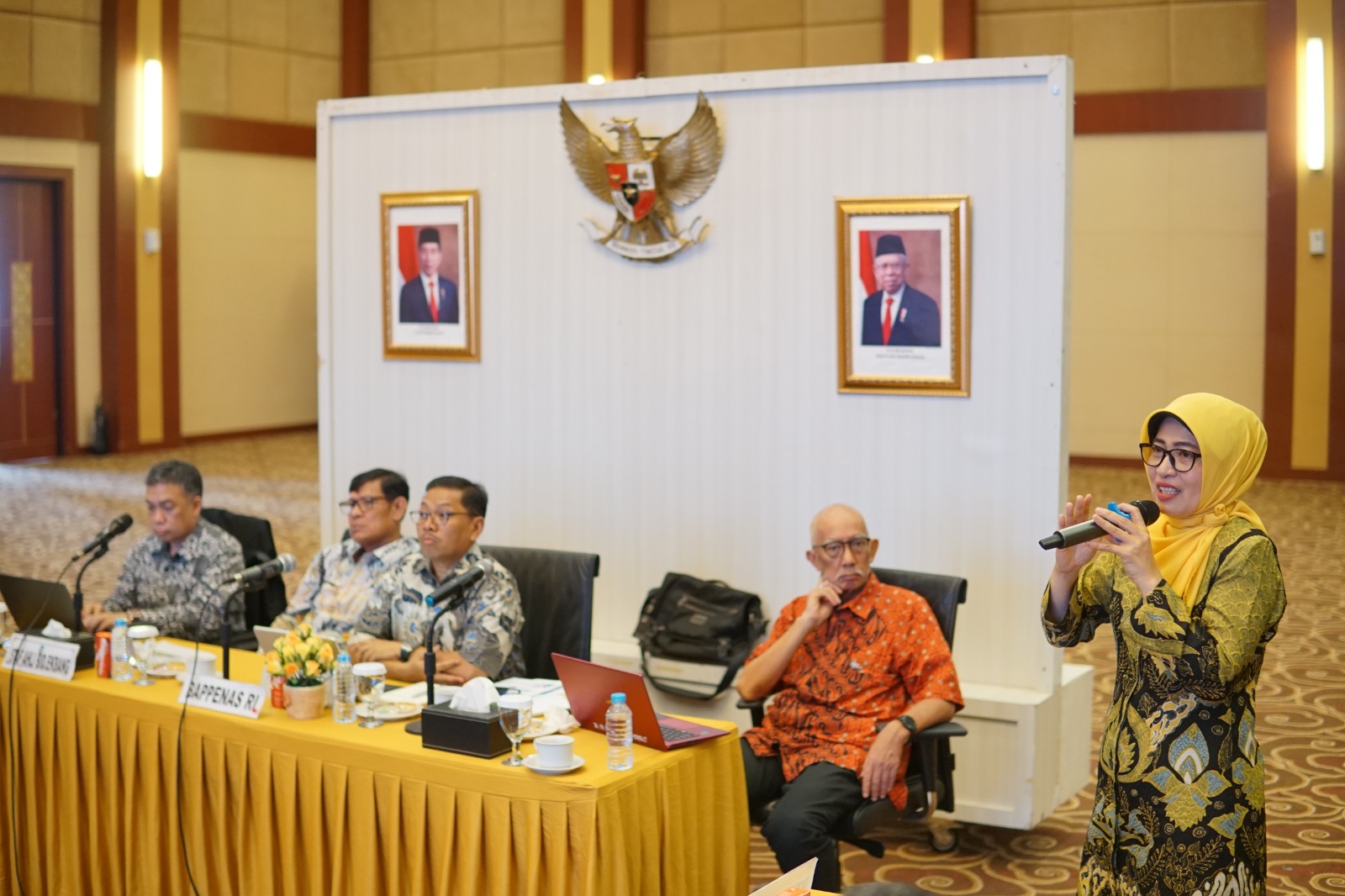 Kepala Badan Perencanaan, Penelitian, dan Pengembangan Provinsi Kepulauan Riau Memaparkan Potensi dan Inovasi yang telah dilaksanakan oleh Pemerintah Provinsi Kepri pada acara Forum Diskusi Pelaksanaan Penilaian Tahap II Wawancara dan Verifikasi Pengharga
