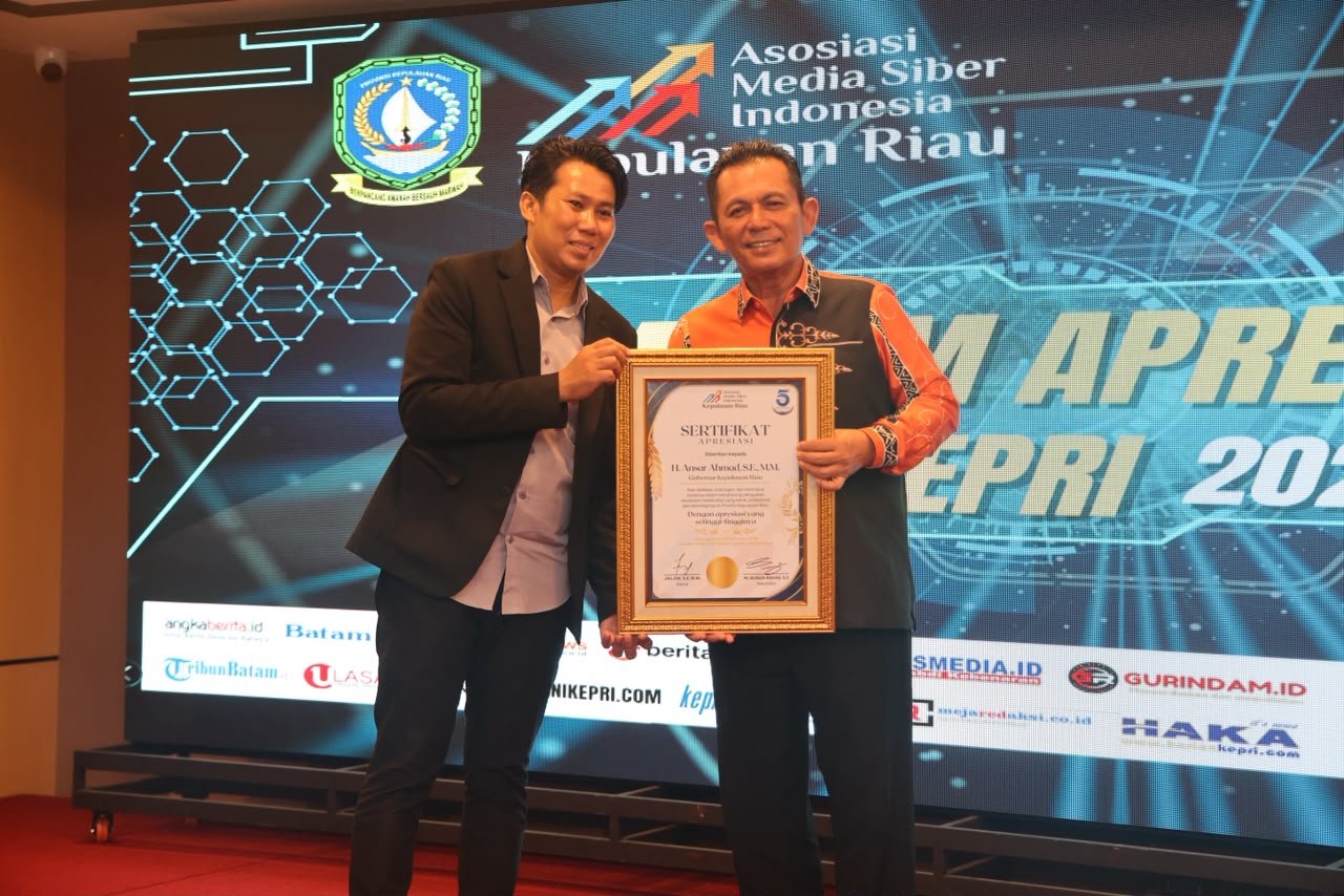 Gubernur Ansar dan Sekda Misni Terima Penghargaan AMSI Kepri